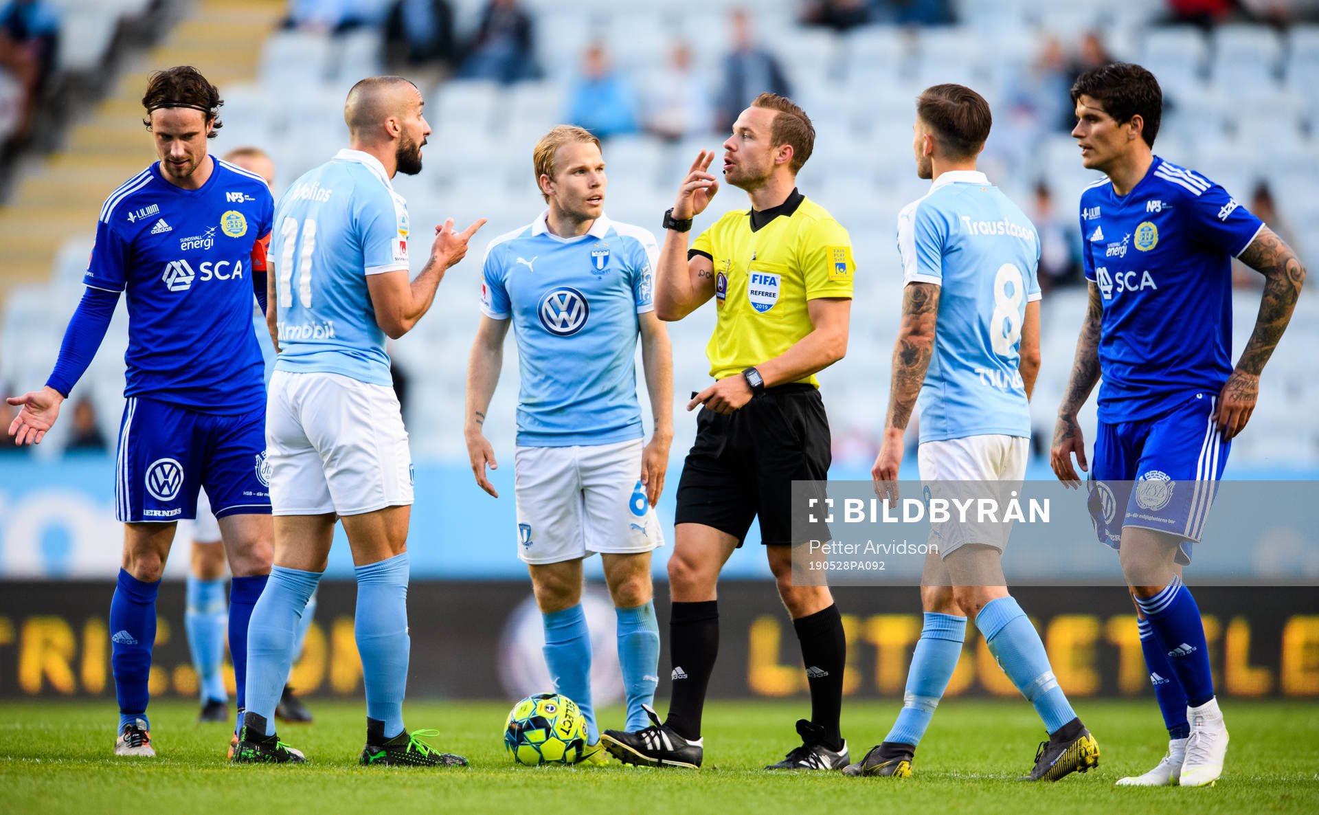 Malmö FFs Guillermo Molins i samtal med domare Kristoffer