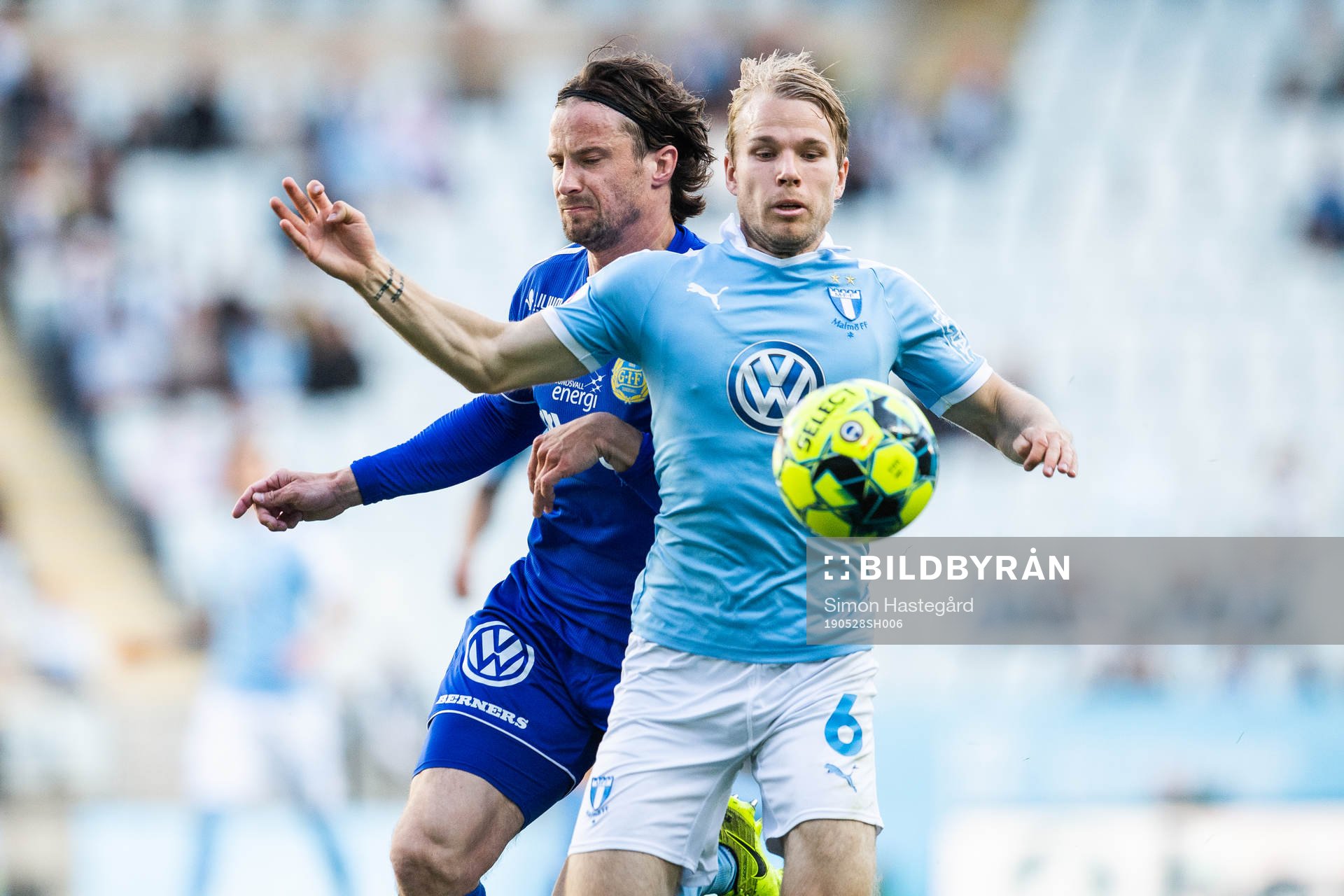 Sundsvalls Linus Hallenius och Malmö FFs Oscar Lewicki i