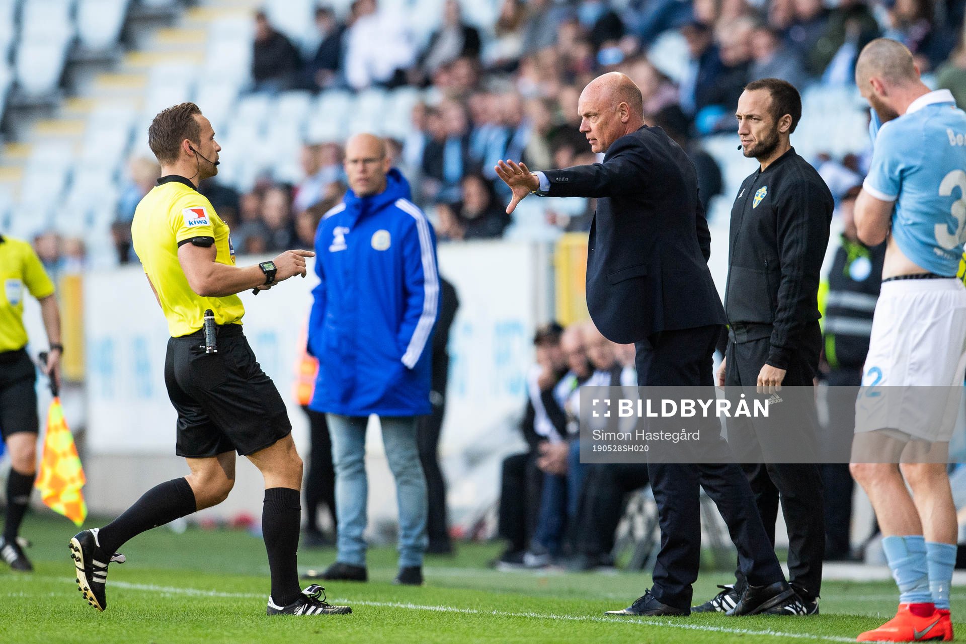 Domare Kristoffer Karlsson i diskussion med  Malmö FFs