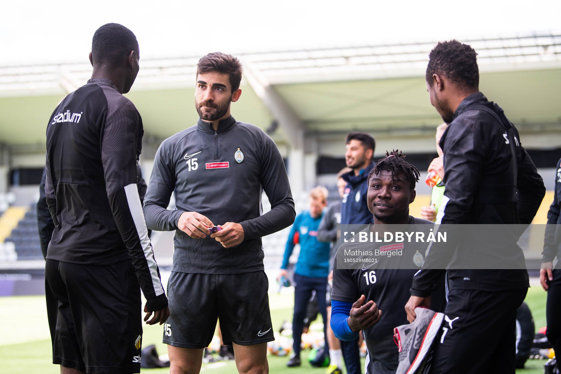 Häckens Godswill Ekpolo och Nasiru Mohammed pratar med AFC