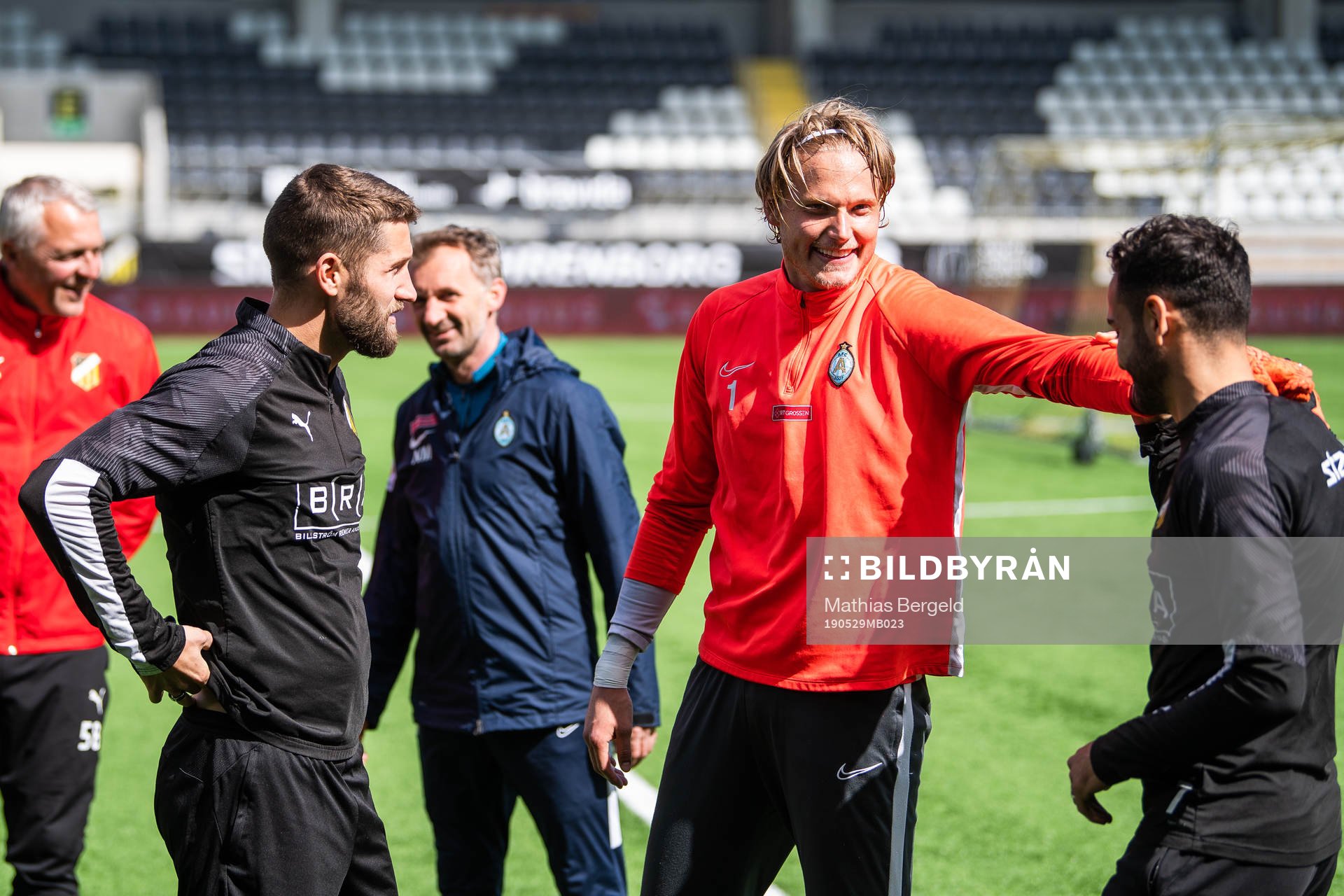 Häckens Joona Toivio och Mervan Celik pratar med AFC