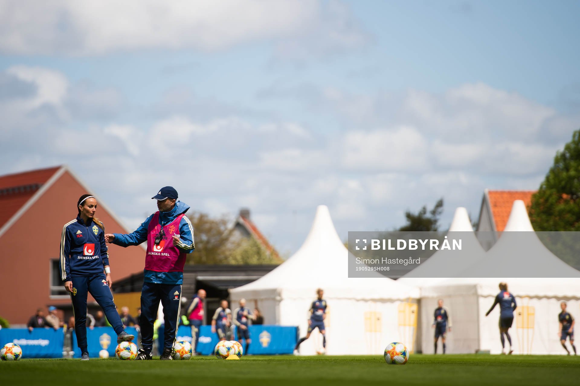 Kosovare Asllani and head coach Peter Gerhardsson of