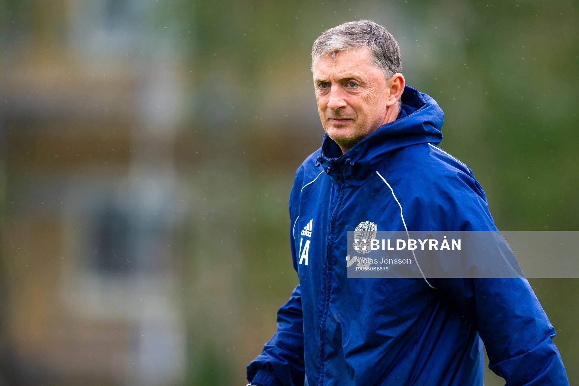 Oskarshamns tränare John Allen innan fotbollsmatchen i