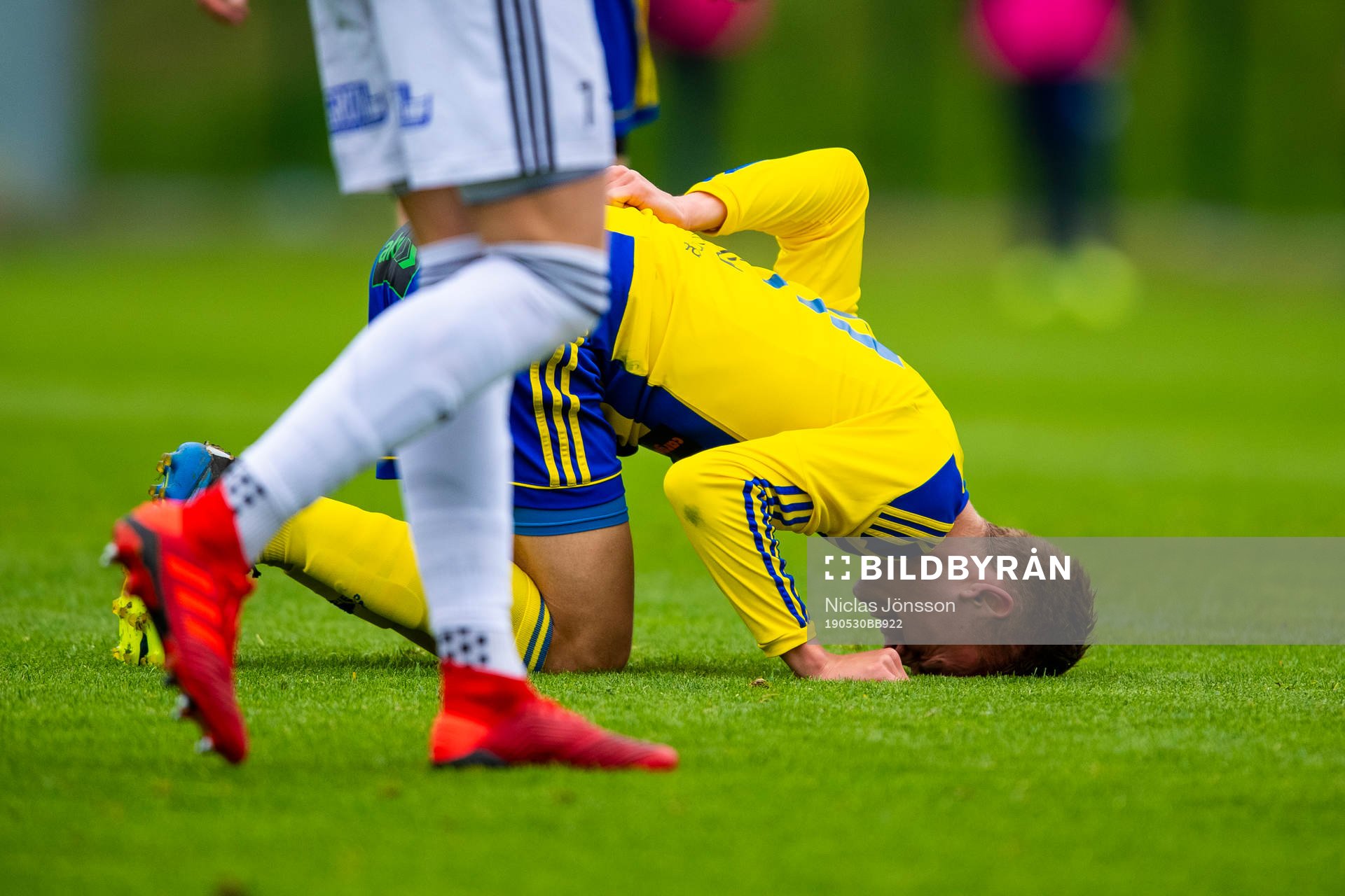 Eskilsminnes Dennis Olsson har ont under fotbollsmatchen i Division 1 södra mellan Eskilsminne och Oskarshamn den 30 maj 2019 i Helsingborg.