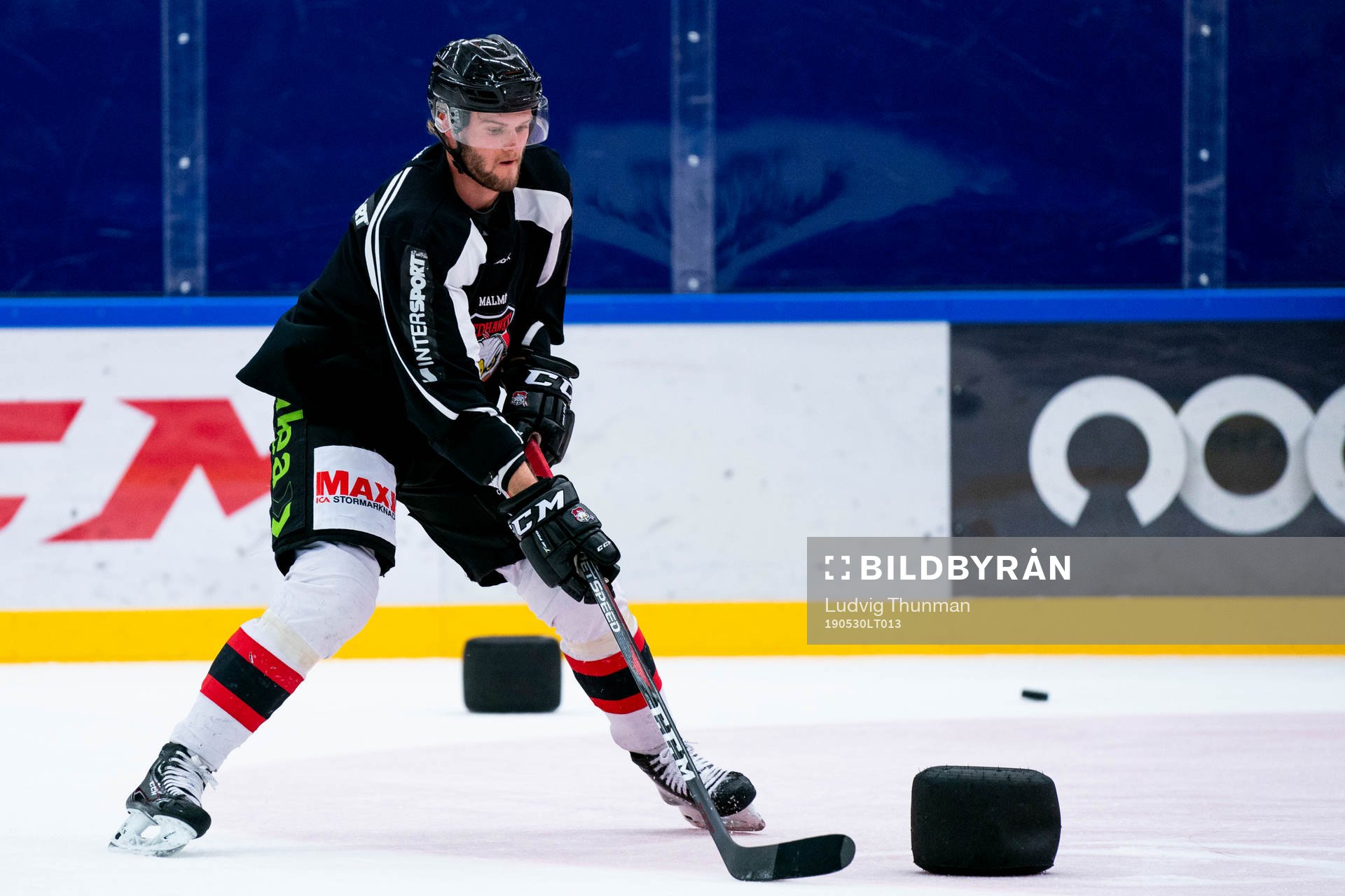 under en ishockeyträning med Malmö Redhawks J18/20