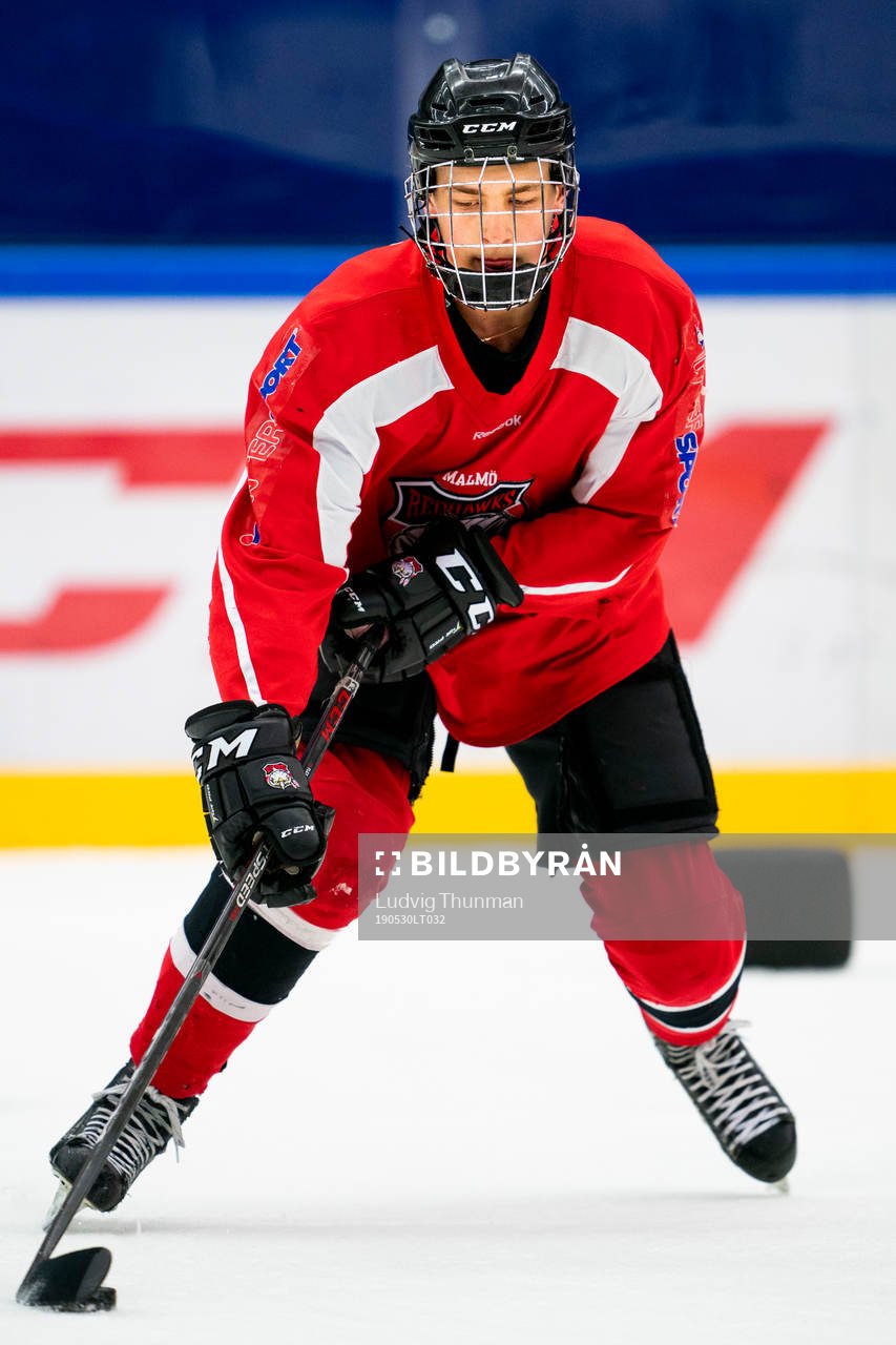 under en ishockeyträning med Malmö Redhawks J18/20
