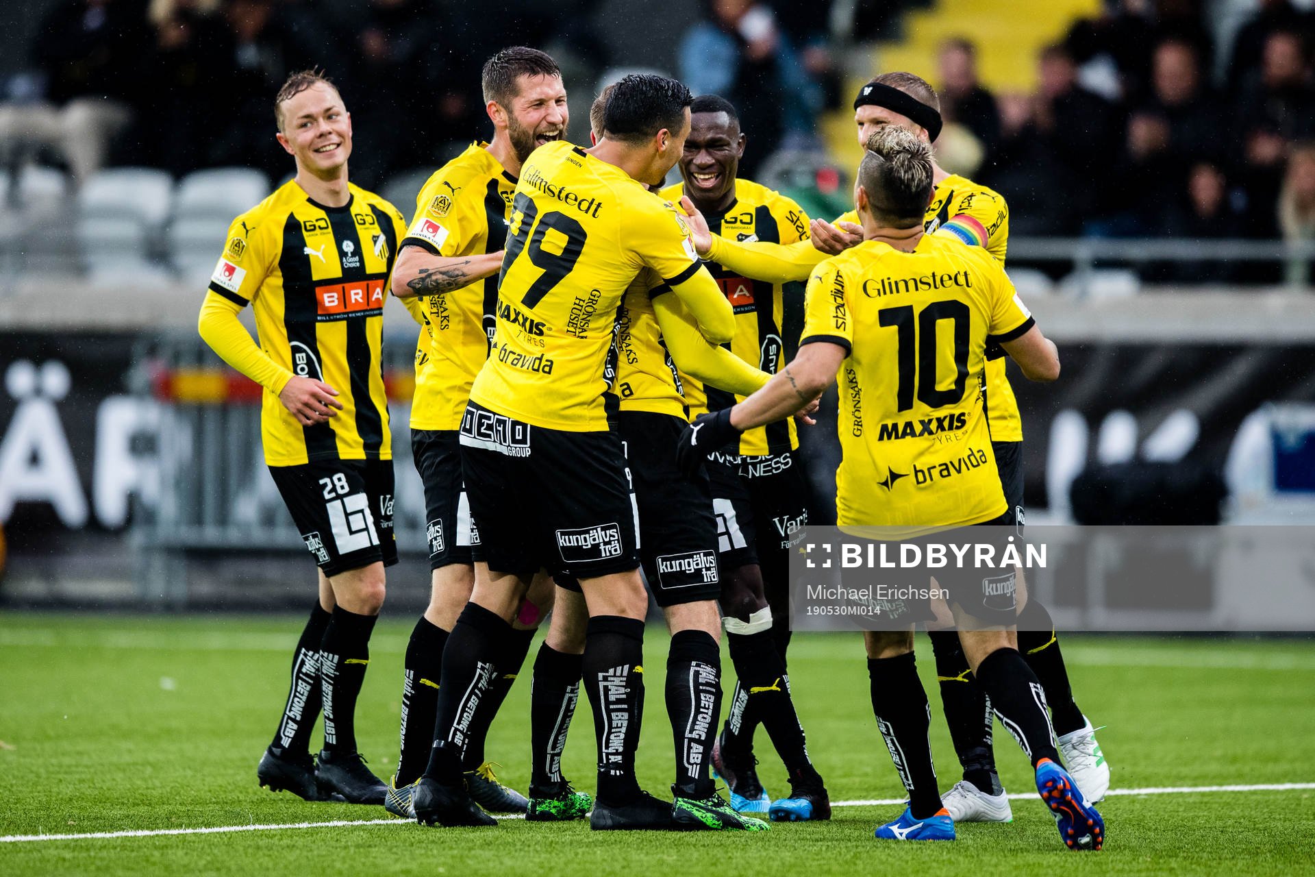 Häckens Alexander Faltsetas jublar med lagkamrater