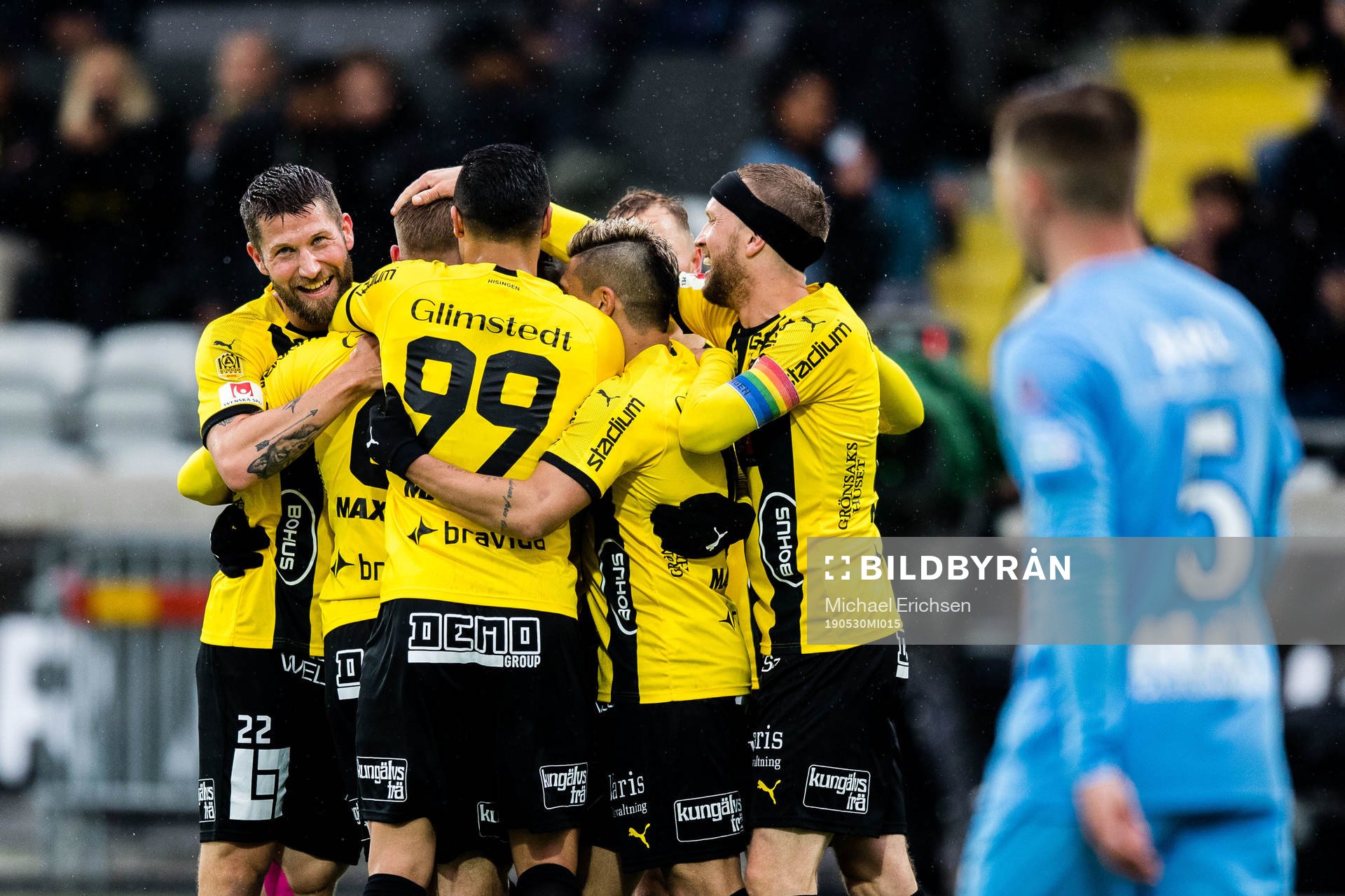 Häckens Alexander Faltsetas jublar med lagkamrater