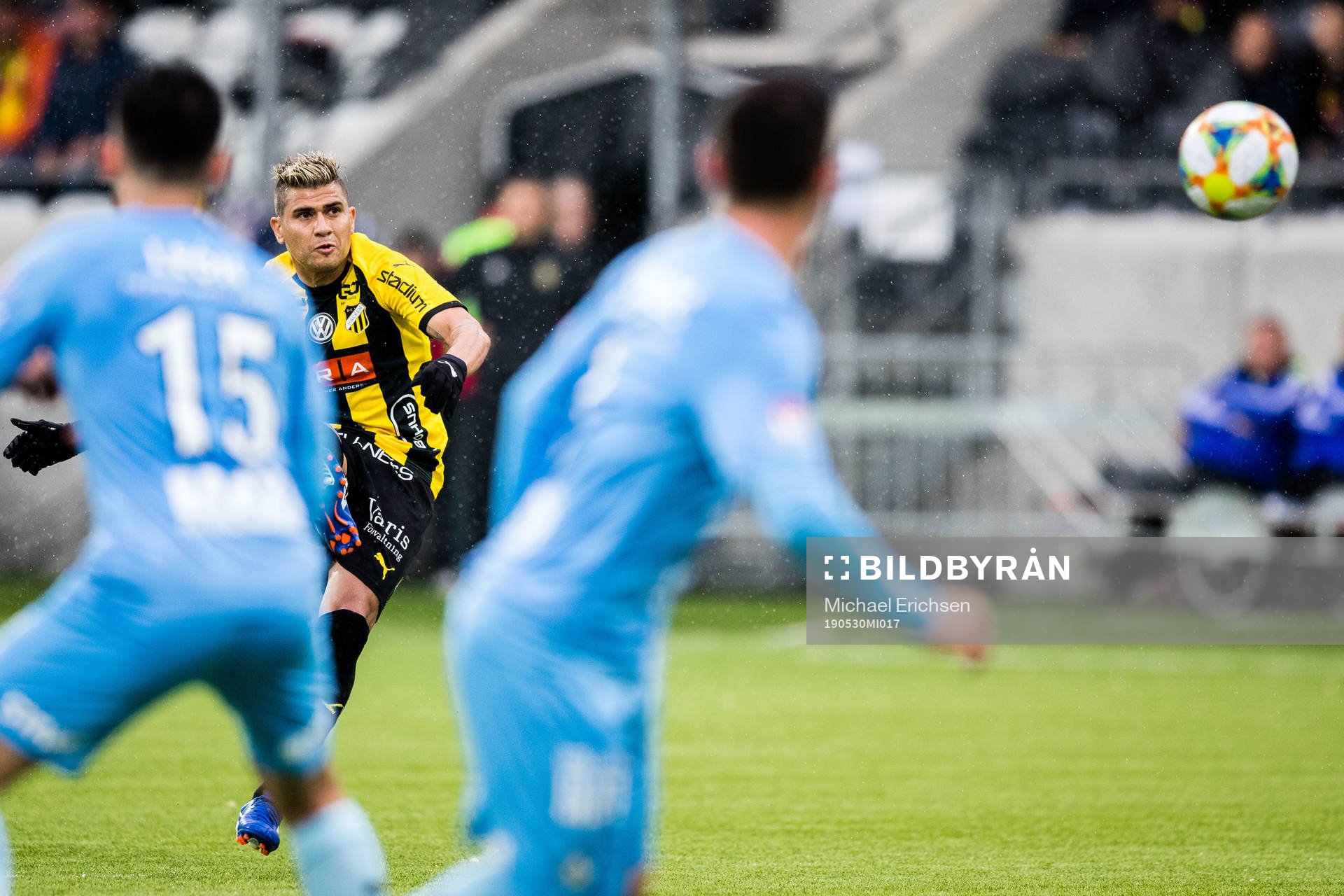 Häckens Paulinho skjuter frispark