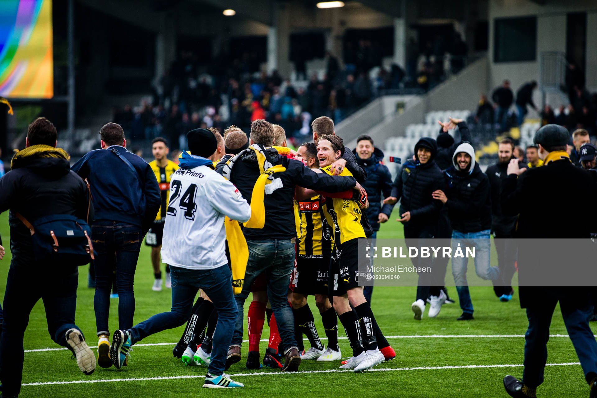 Häckens spelare jublar