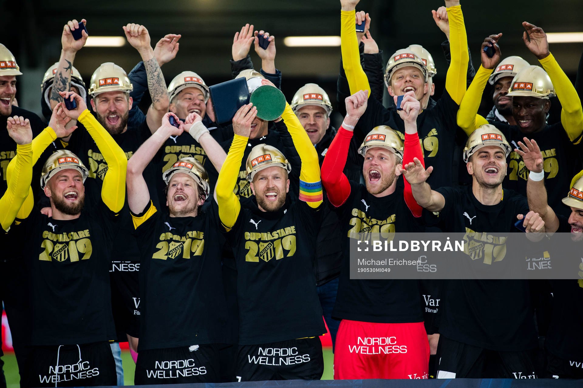 Häckens spelare lyfter pokalen