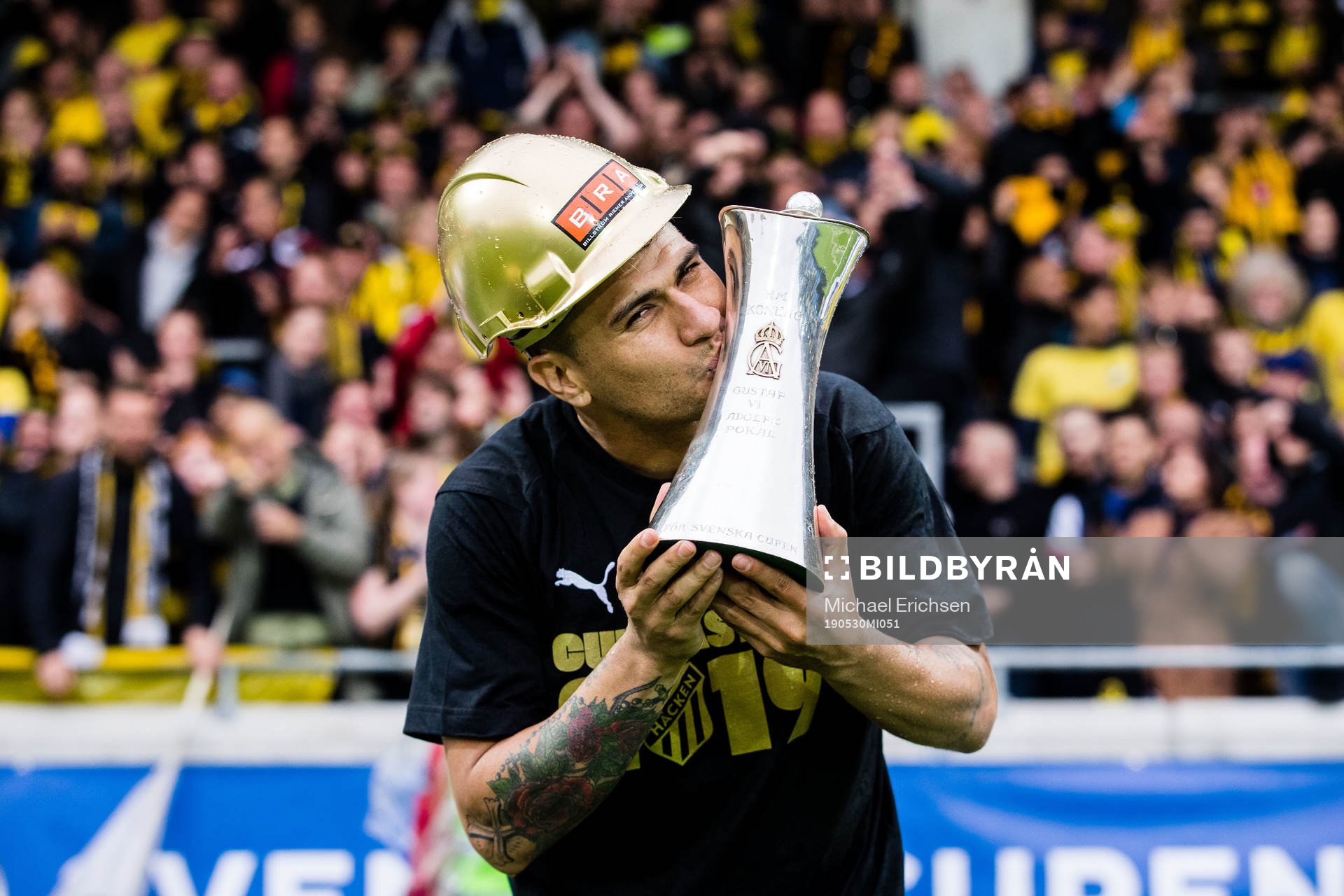 Häckens Paulinho jublar med pokalen efter finalen i Svenska Cupen i fotboll mellan Häcken och AFC Eskilstuna den 30 maj 2019 i Göteborg.