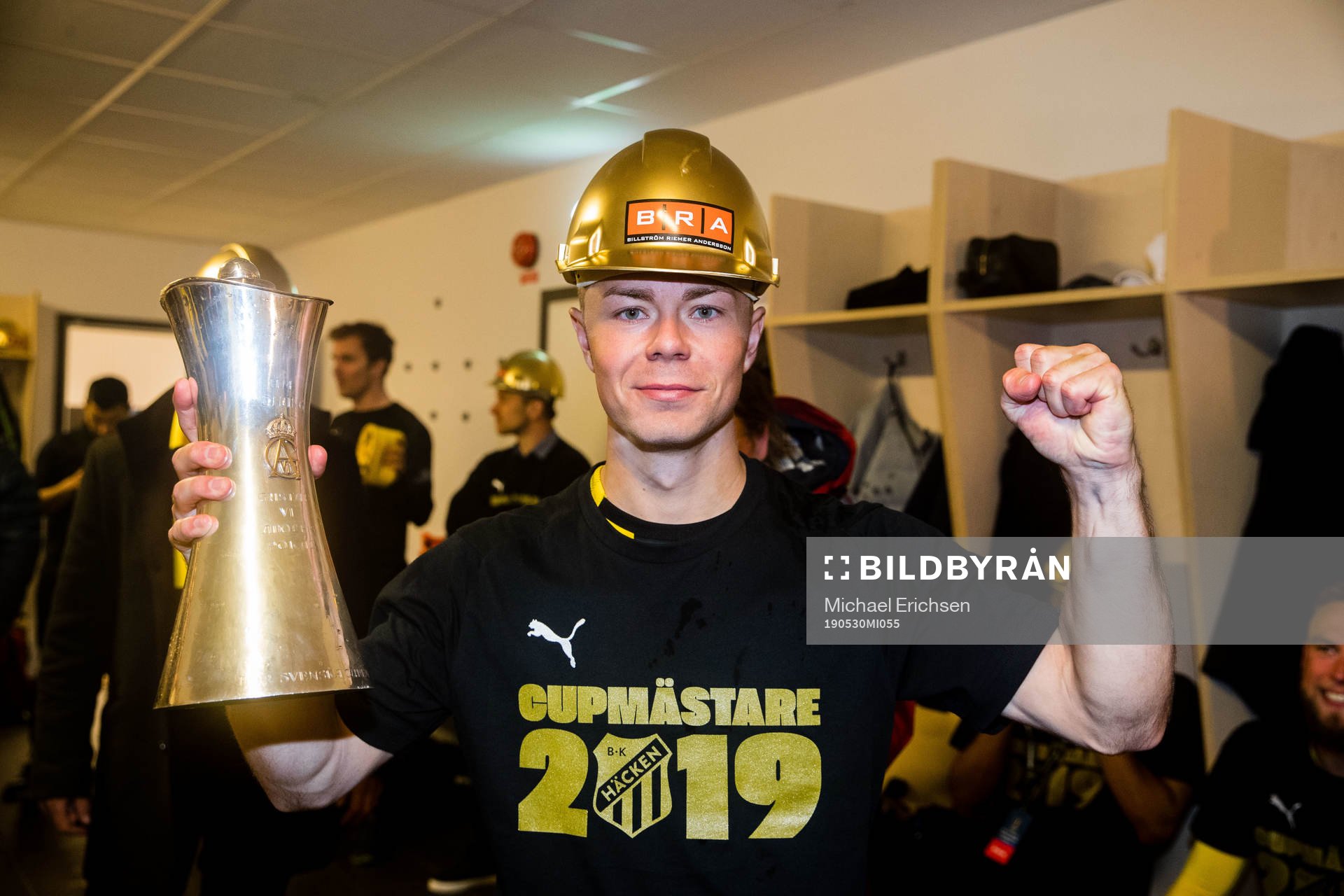 Häckens Adam Andersson jublar med pokalen efter finalen i Svenska Cupen i fotboll mellan Häcken och AFC Eskilstuna den 30 maj 2019 i Göteborg.