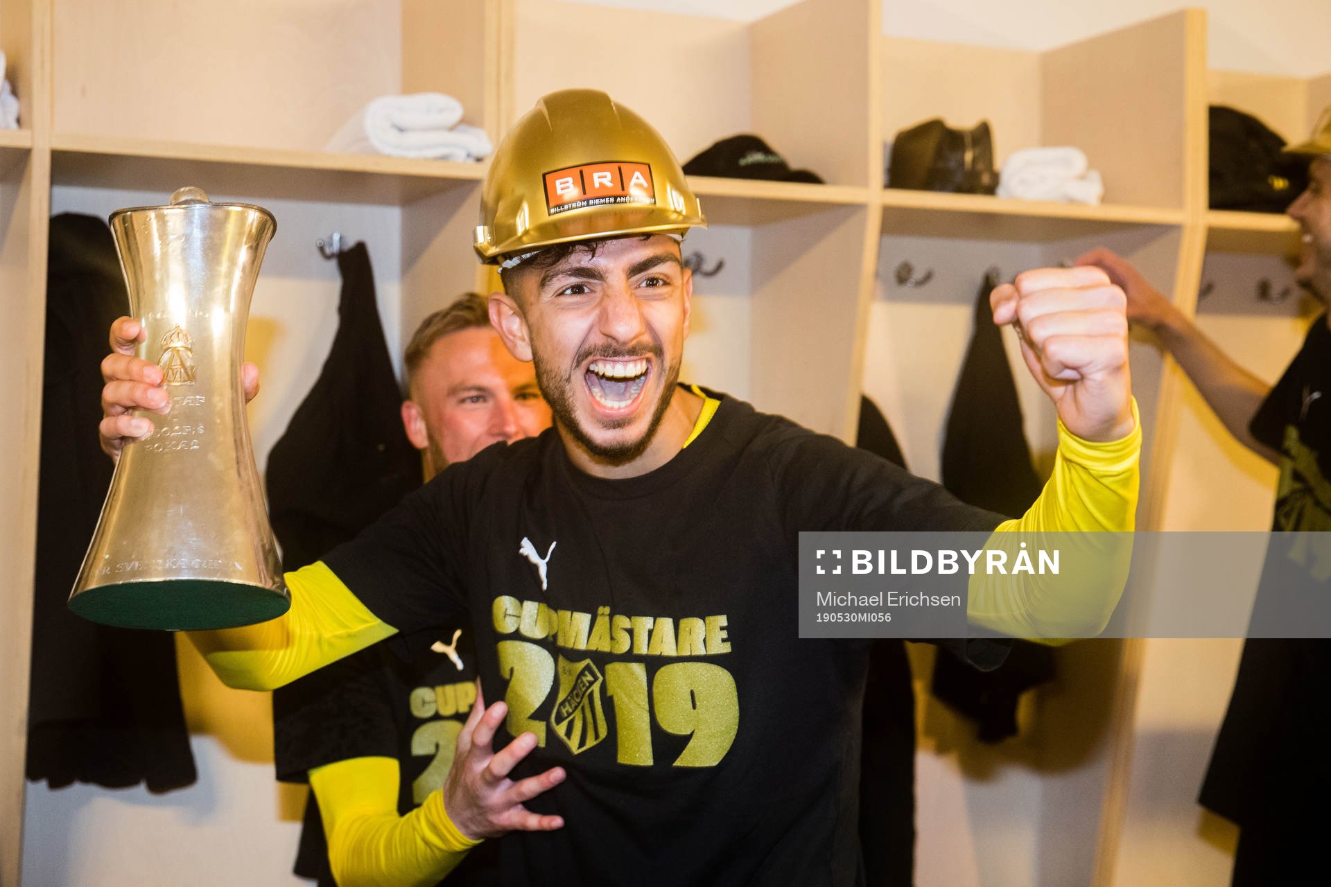 Häckens Daleho Irandust jublar med pokalen