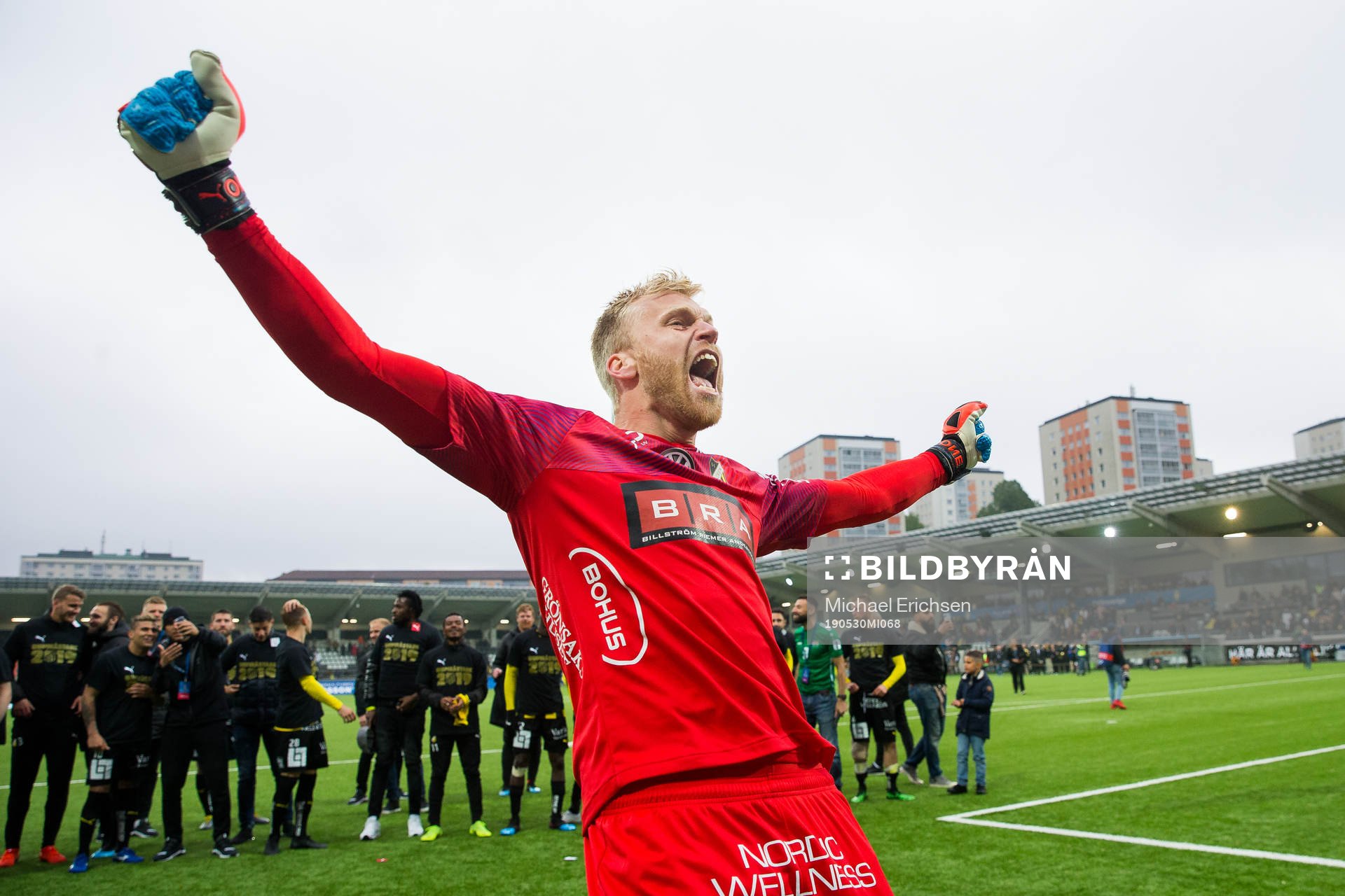 Häckens målvakt Peter Abrahamsson jublar