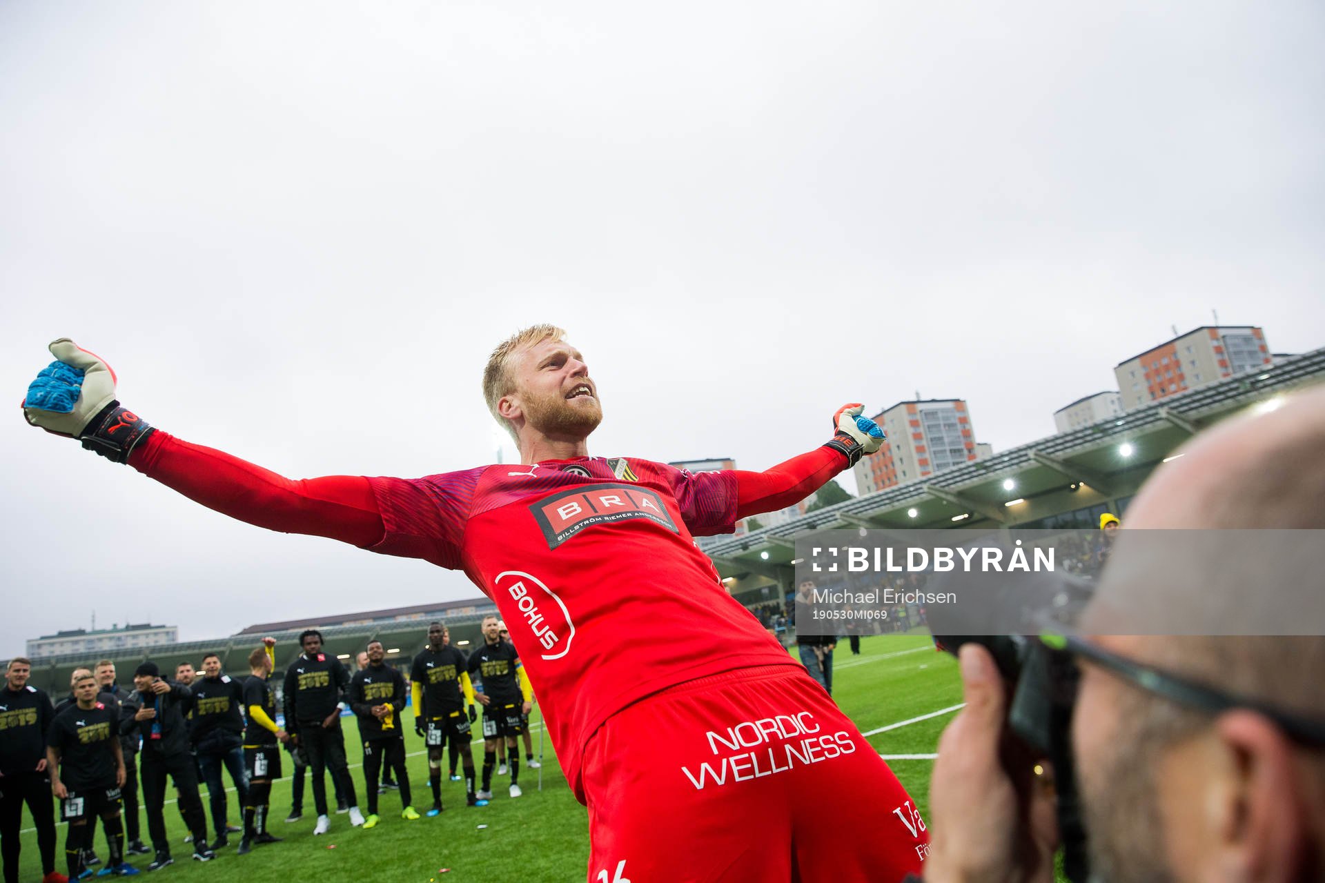 Häckens målvakt Peter Abrahamsson jublar