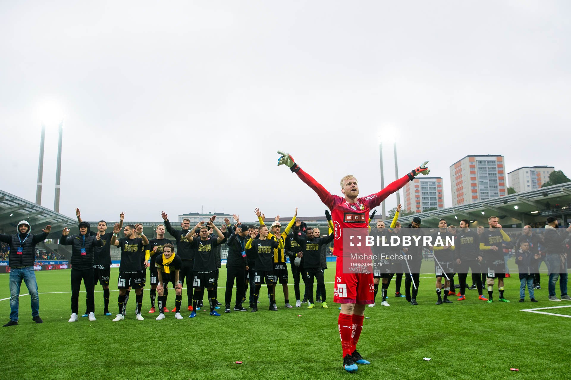 Häckens målvakt Peter Abrahamsson firar och jublar med