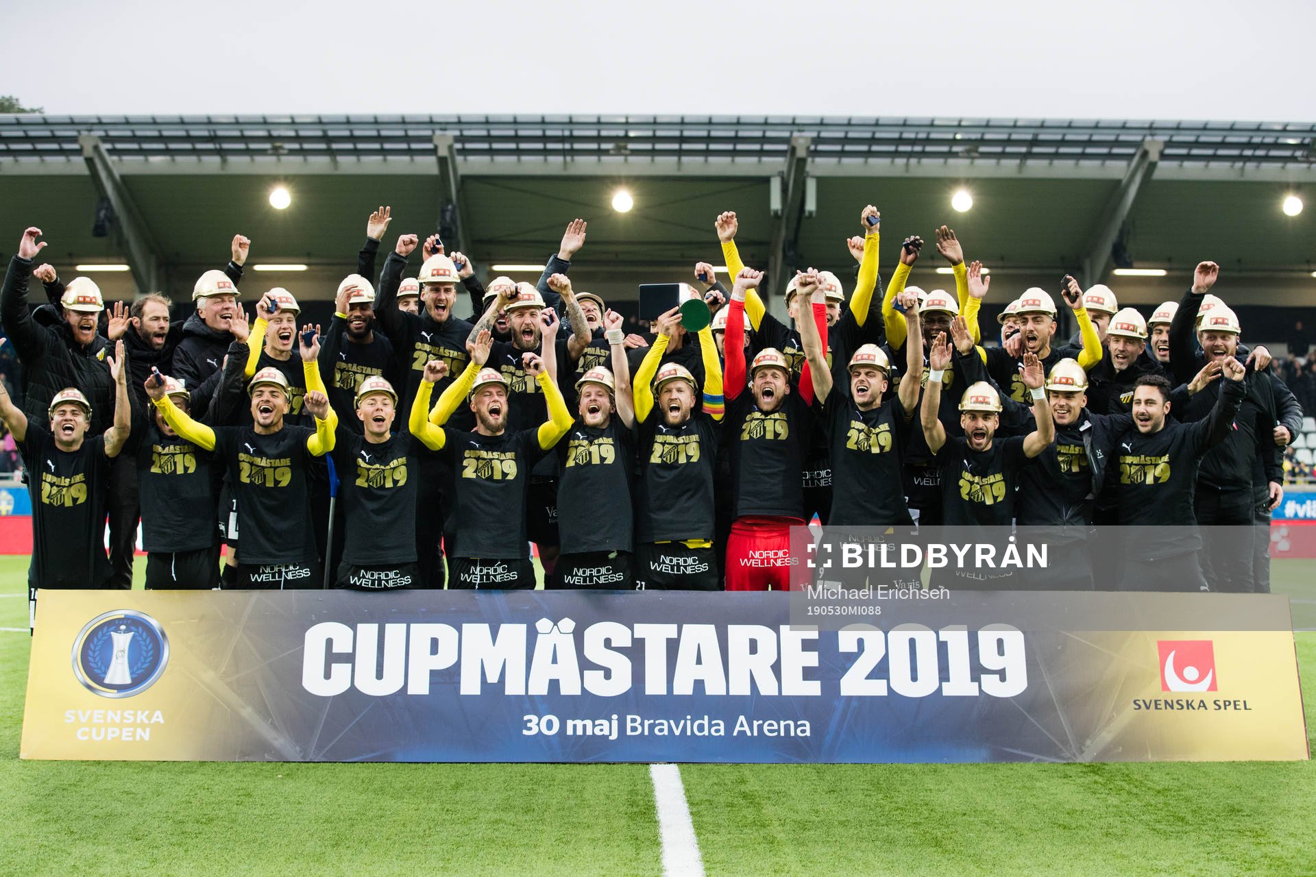 Häcken firar med pokalen