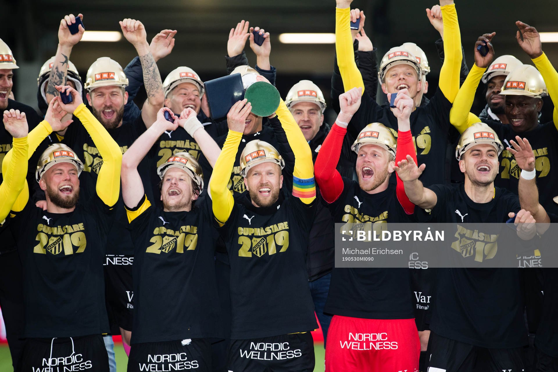 Häckens Rasmus Lindgren lyfter pokalen