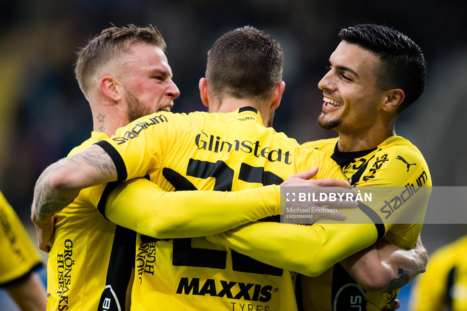 Häckens Joona Toivio jublar med lagkamrater