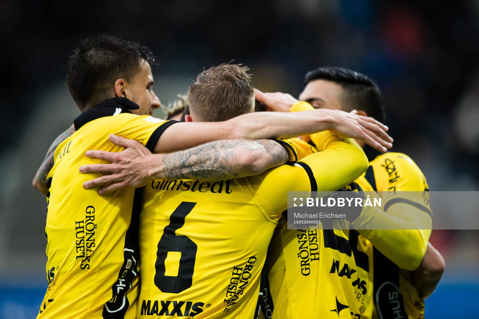 Häckens Joona Toivio jublar med lagkamrater