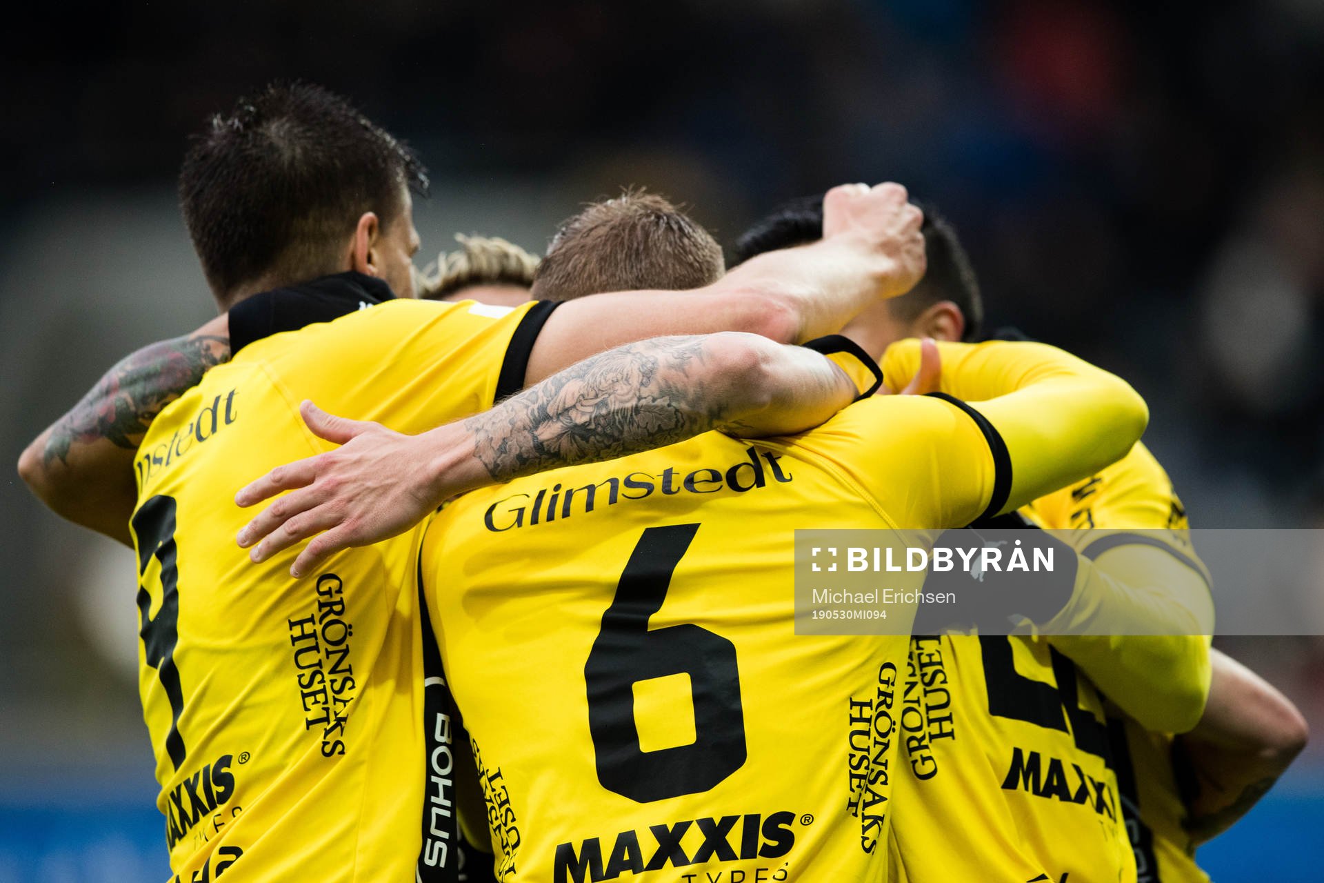 Häckens Joona Toivio jublar med lagkamrater