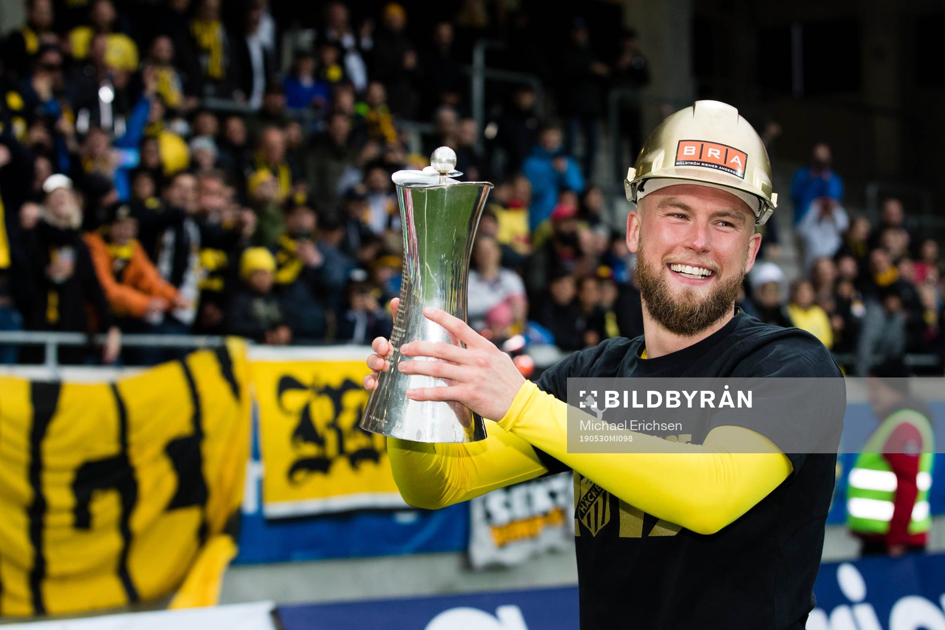 Häckens Alexander Faltsetas jublar med pokalen
