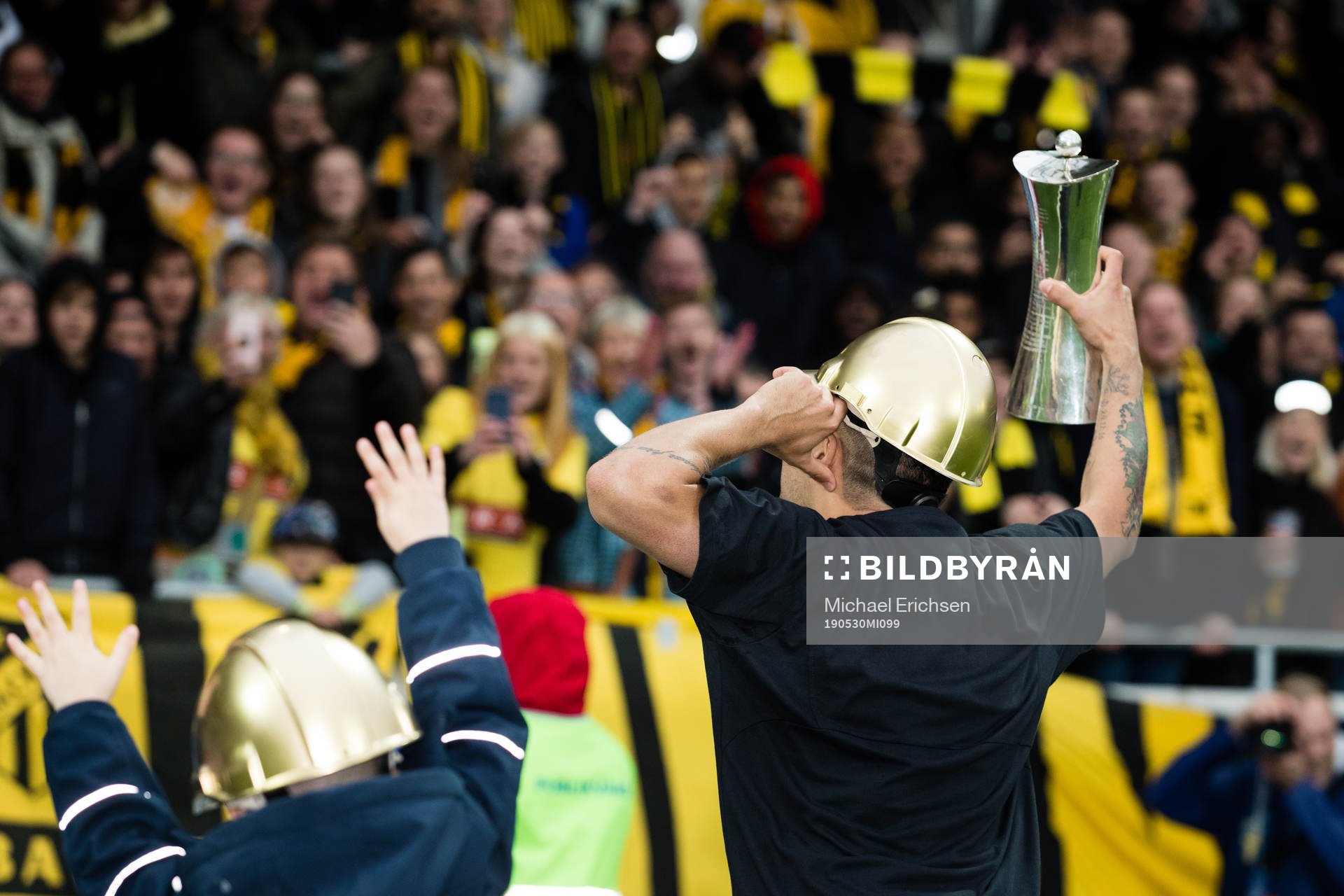 Häckens Paulinho jublar med pokalen