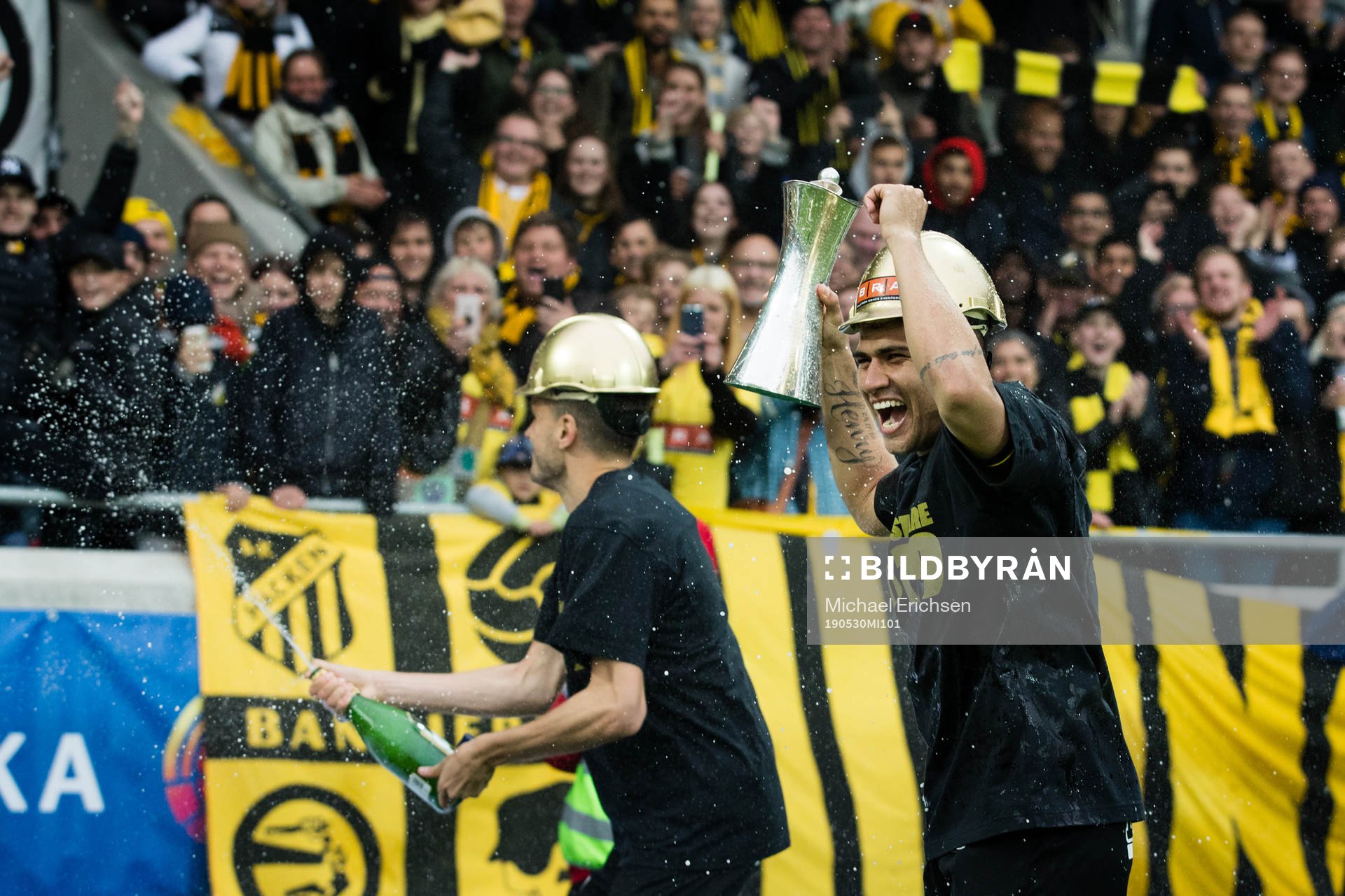 Häckens Alexander Jeremejeff och Paulinho jublar med