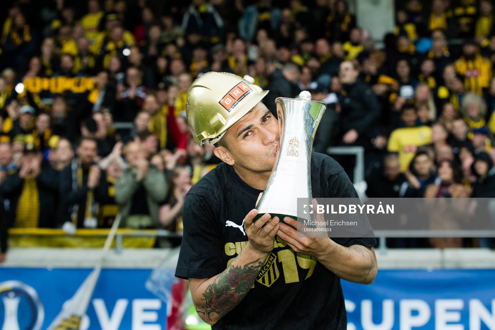 Häckens Paulinho jublar med pokalen efter finalen i Svenska Cupen i fotboll mellan Häcken och AFC Eskilstuna den 30 maj 2019 i Göteborg.