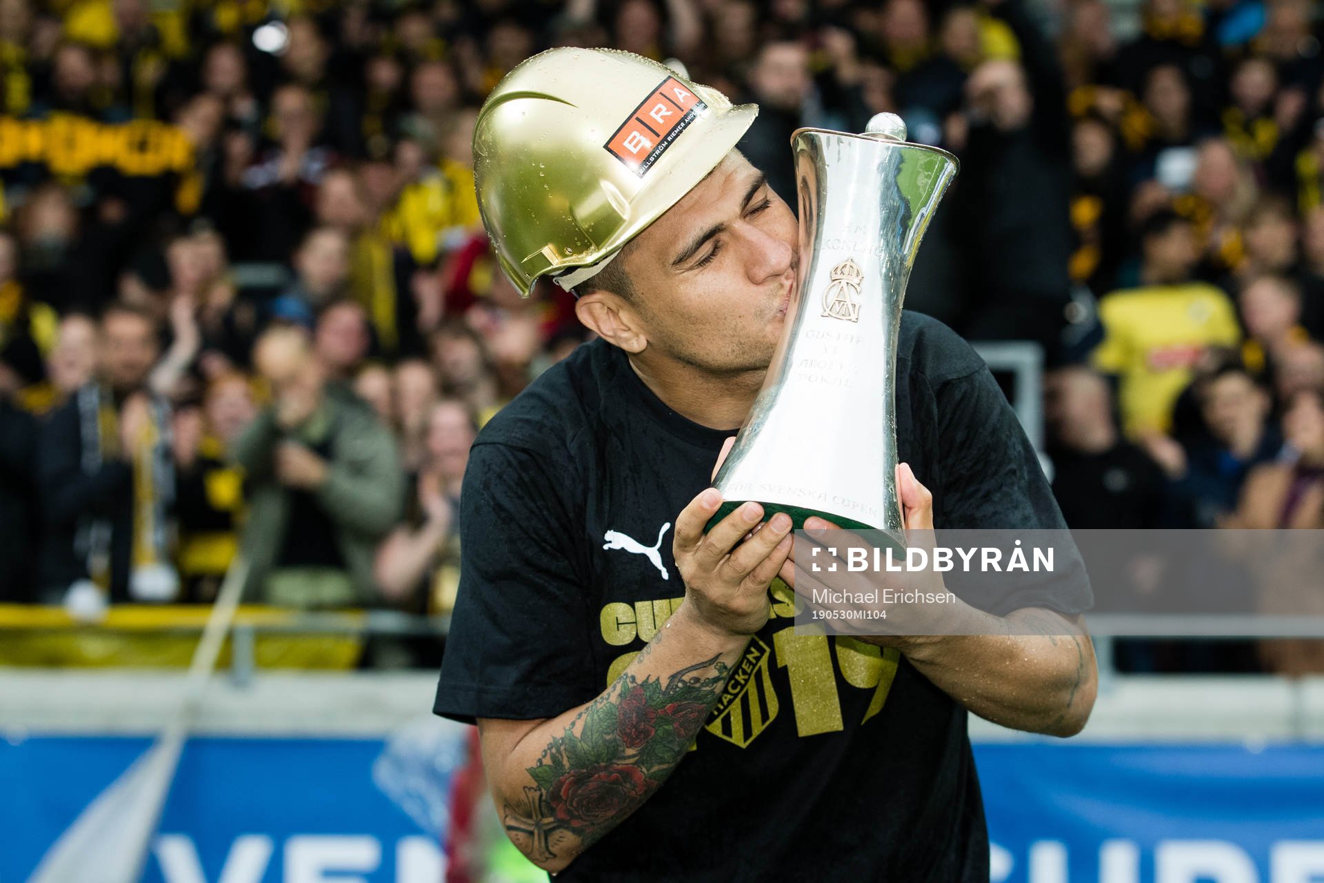 Häckens Paulinho jublar med pokalen