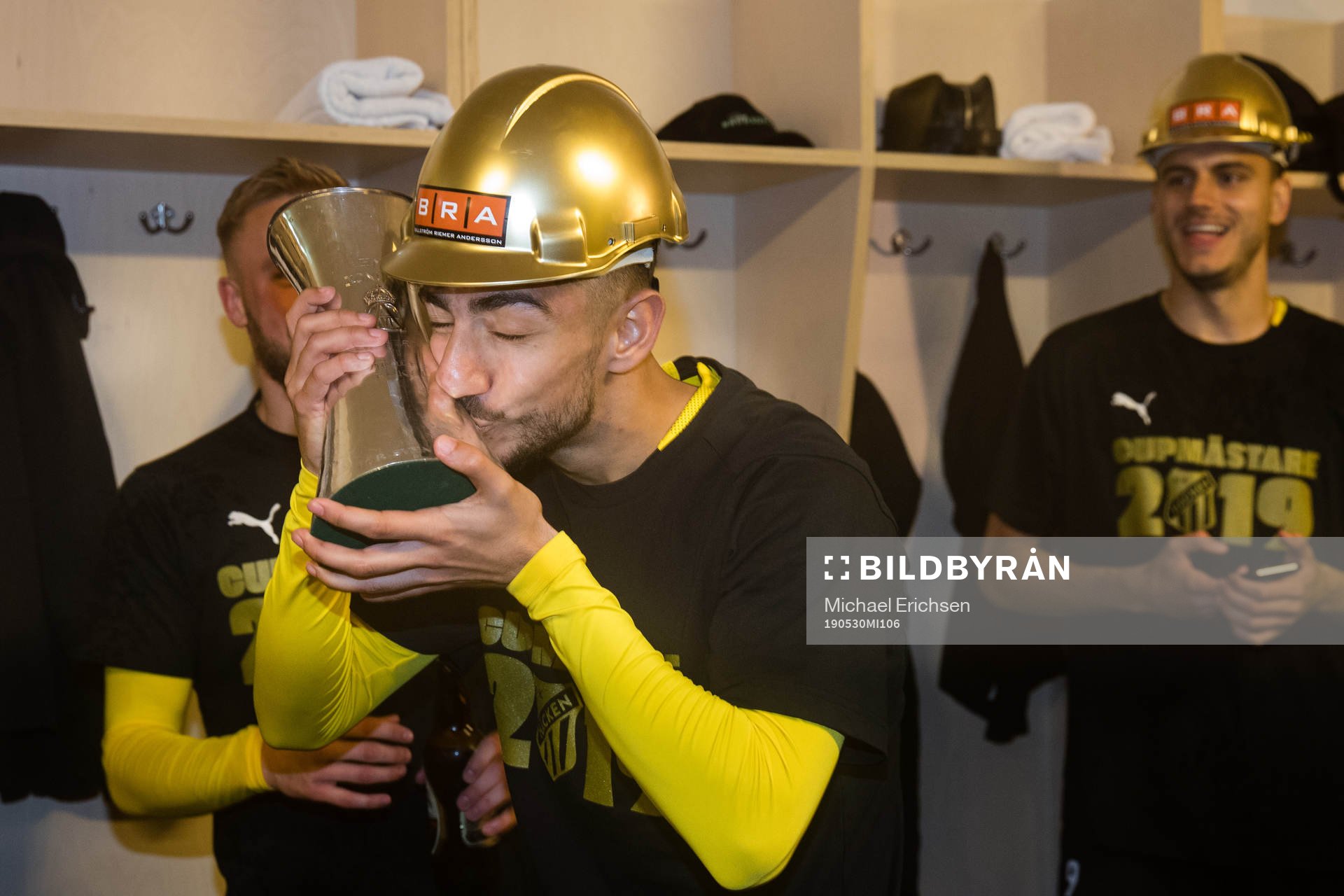 Häckens Daleho Irandust jublar med pokalen