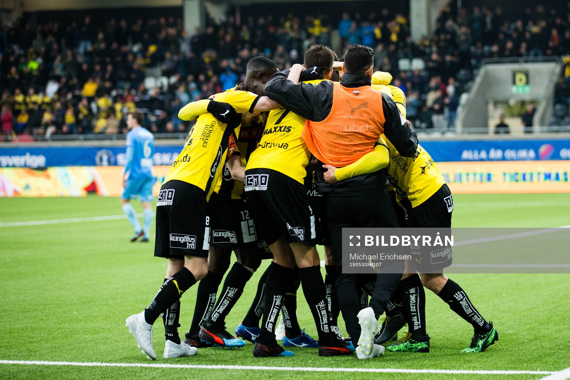 Häckens Joona Toivio jublar med lagkamrater