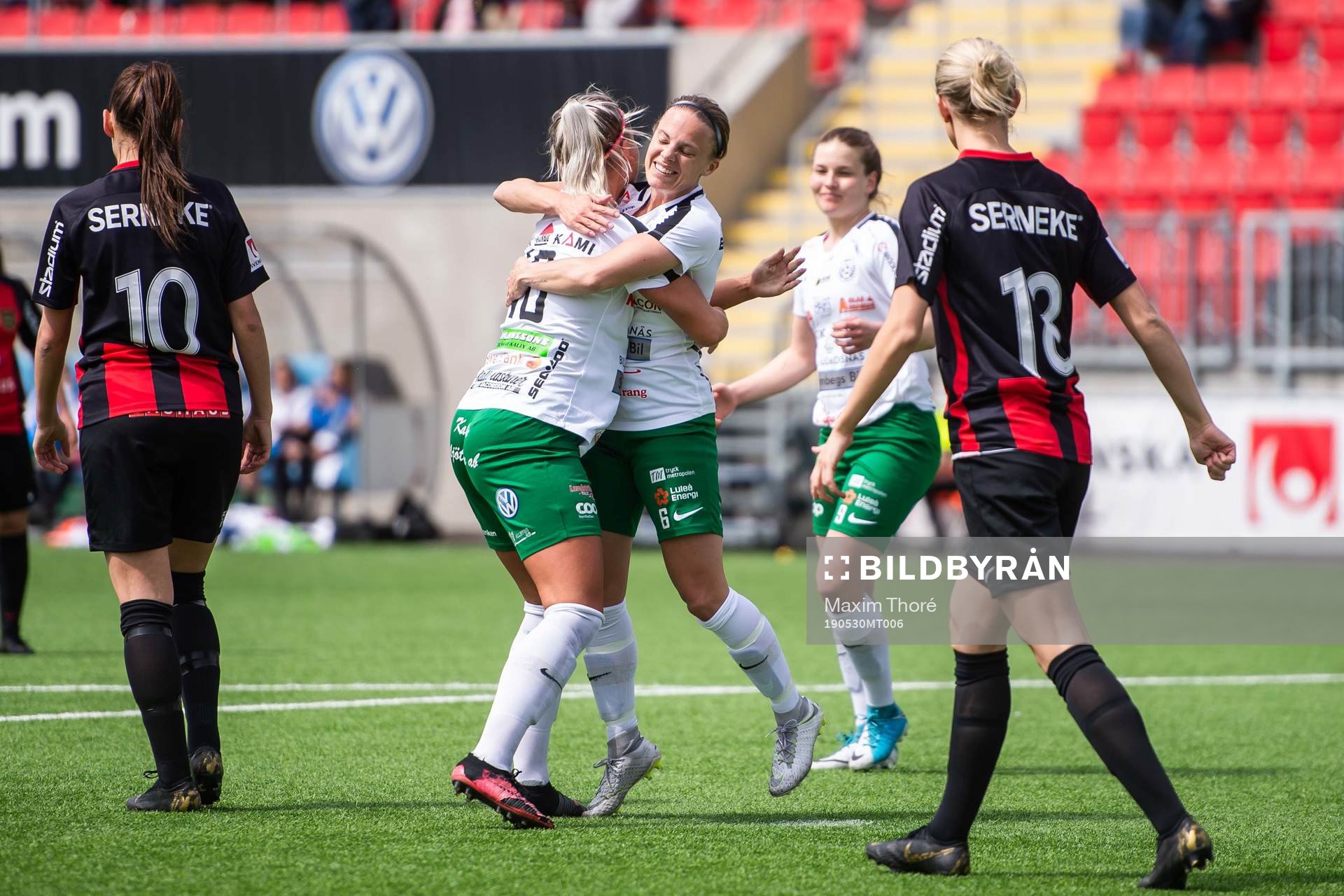 Assis Moa Öhmann jublar med lagkamrater