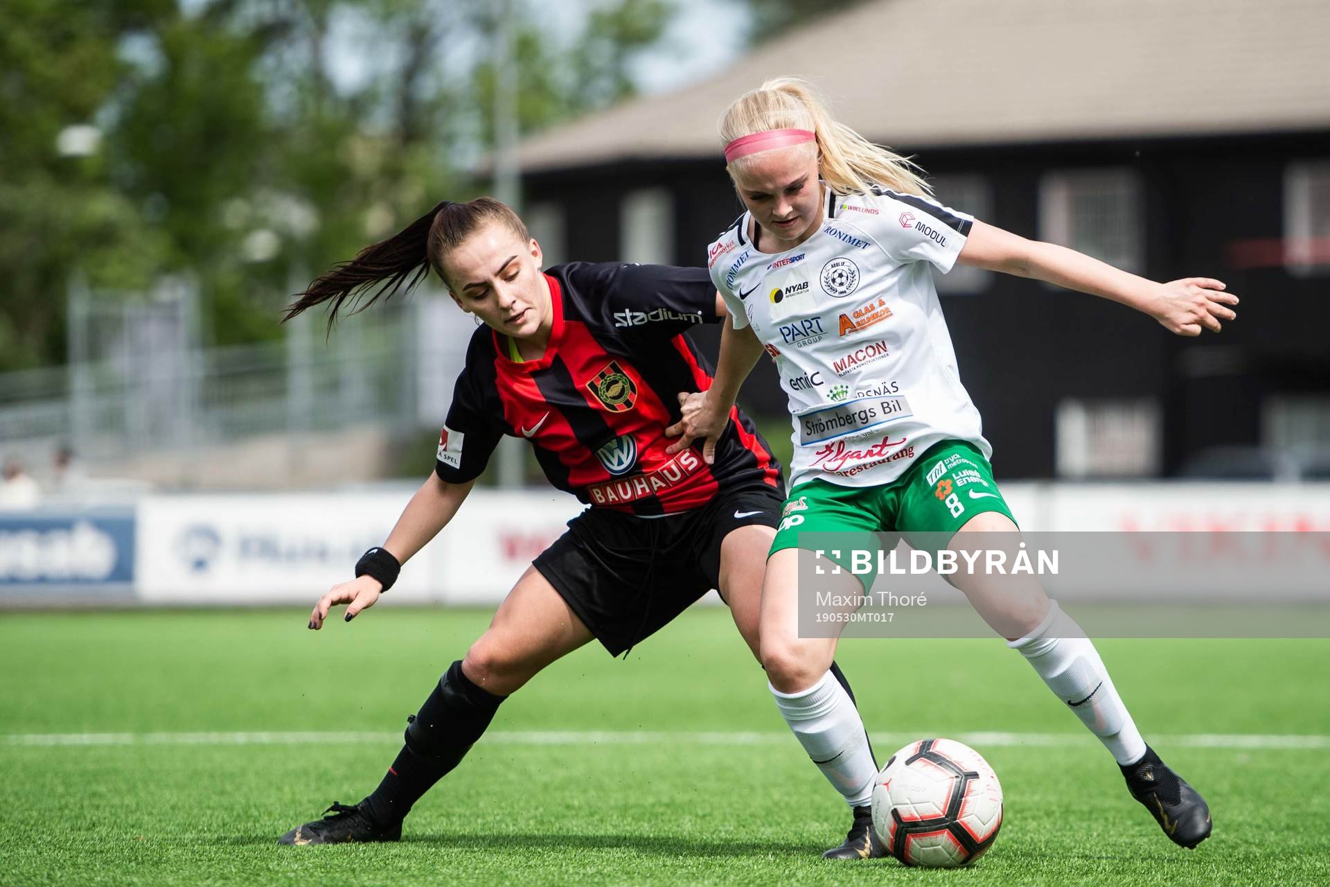 Brommapojkarnas Filippa Wallén och Assis Fanni Pietikäinnen under fotbollsmatchen i Elitettan mellan Brommapojkarna och Assi den 30 maj 2019 i Stockholm.