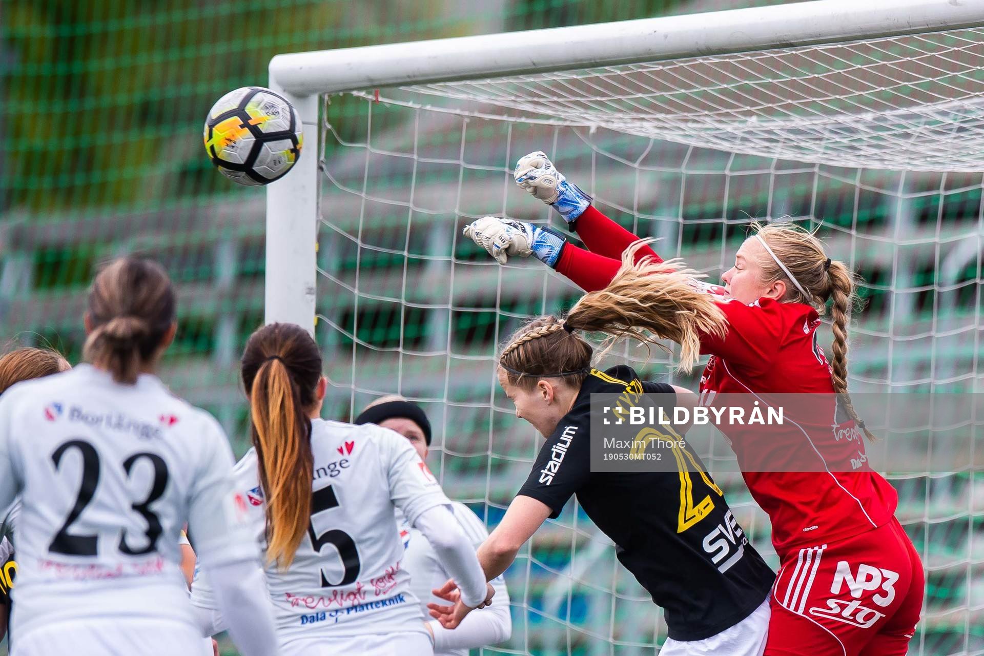 Kvarnsvedens Jenny Wahlen med en räddning under fotbollsmatchen i Elitettan mellan AIK och Kvarnseden den 30 maj 2019 i Stockholm.