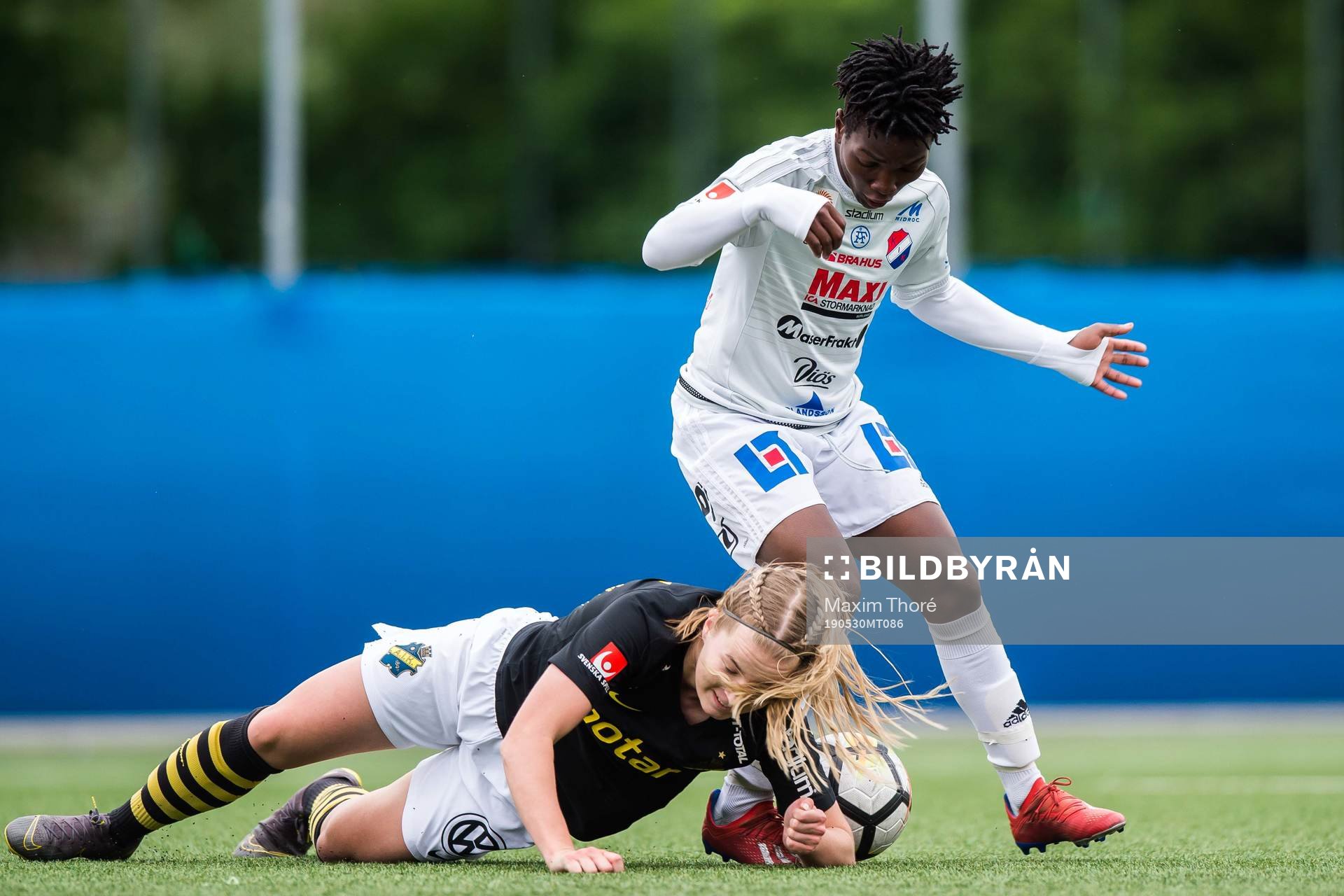 AIK:s Eva Nyström i kamp med Kvarnsvedens Temwa Chawinga under fotbollsmatchen i Elitettan mellan AIK och Kvarnseden den 30 maj 2019 i Stockholm.