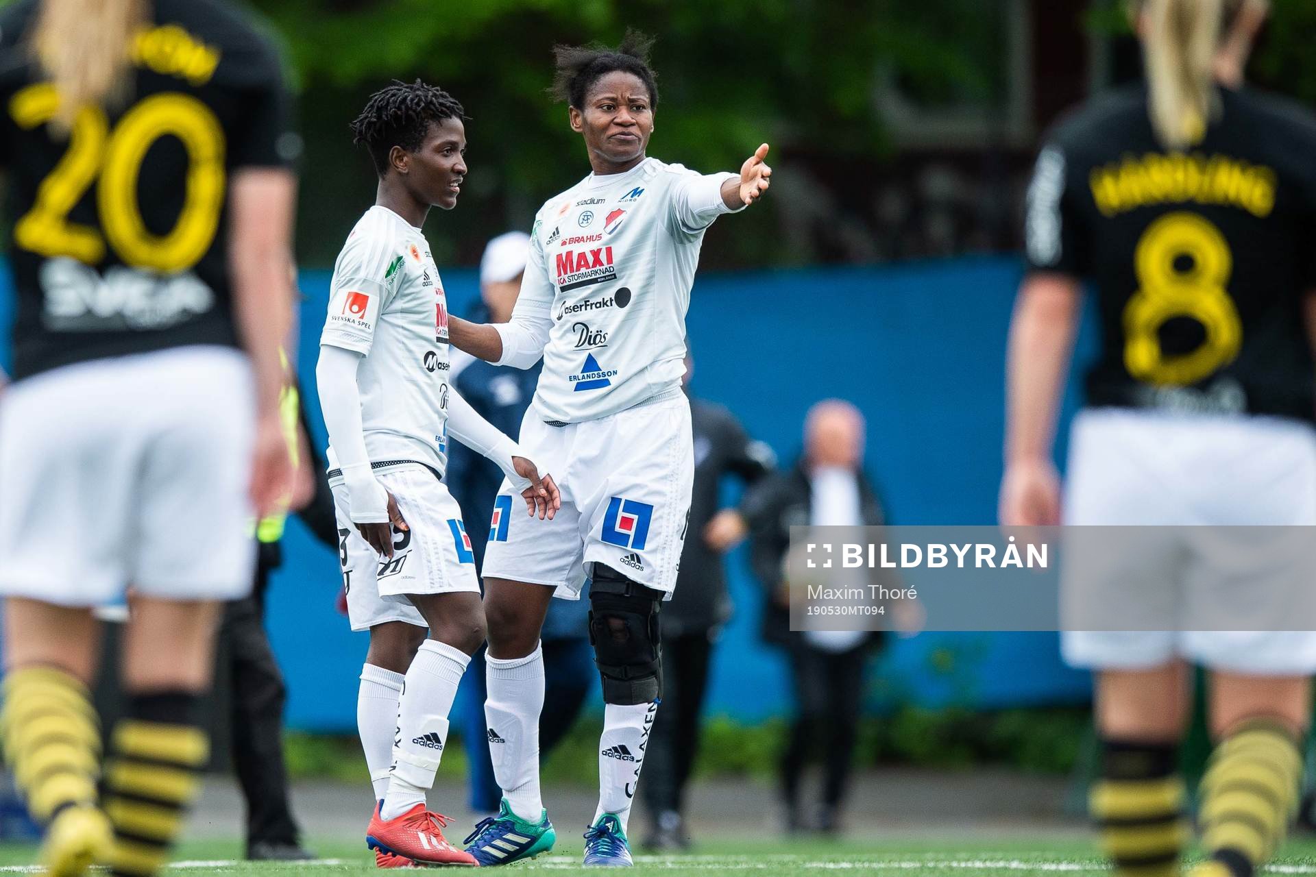 Kvarnsvedens Temwa Chawinga och Sarah Michael  efter fotbollsmatchen i Elitettan mellan AIK och Kvarnseden den 30 maj 2019 i Stockholm.