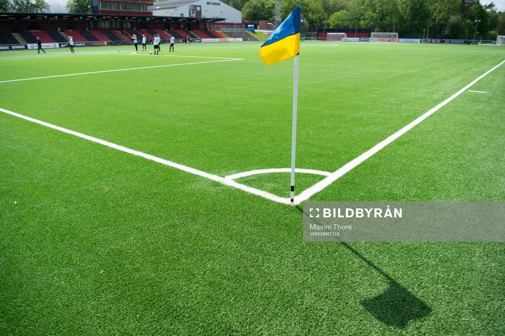 En generell bild på en hörnflagga samt skuggan av