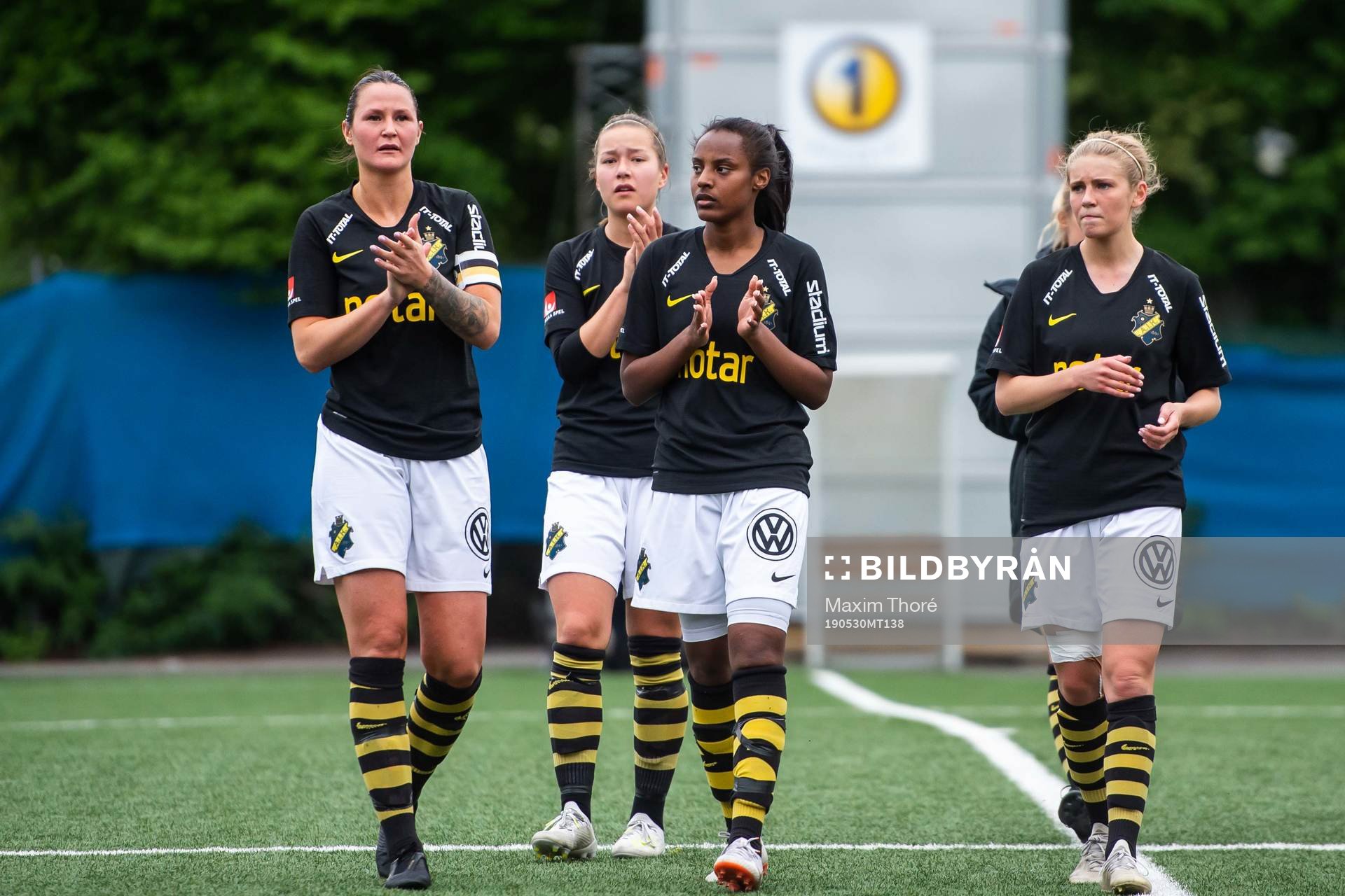 AIK:s Nicole Odelberg Modin, Samantha Ammanue och Wilma Ljung Klingwall tackar publiken efter fotbollsmatchen i Elitettan mellan AIK och Kvarnseden den 30 maj 2019 i Stockholm.