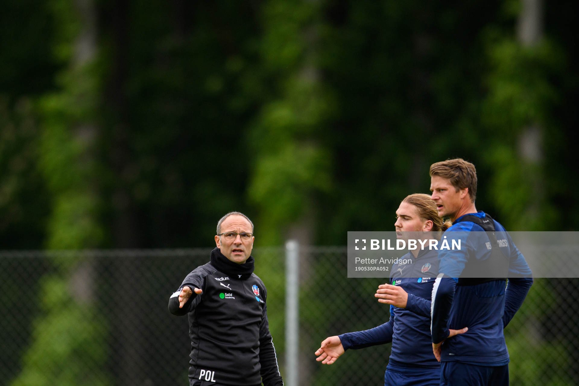 Tränare Per-Ola Ljung pratar med Charlie Weberg och Fredrik Liverstam under en fotbollsträning med Helsingborg den 30 maj 2019 i Helsingborg.