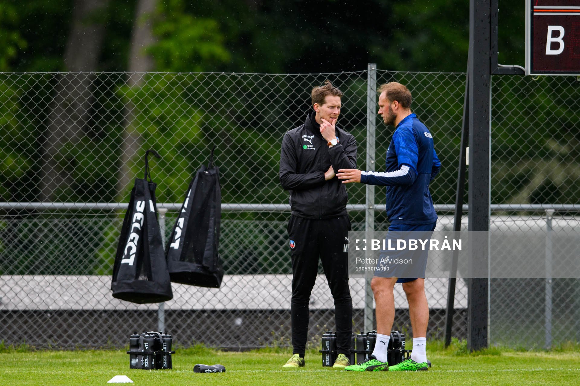 Andreas Granqvist i samtal med sjukgymnast Markus Pettersson under en fotbollsträning med Helsingborg den 30 maj 2019 i Helsingborg.