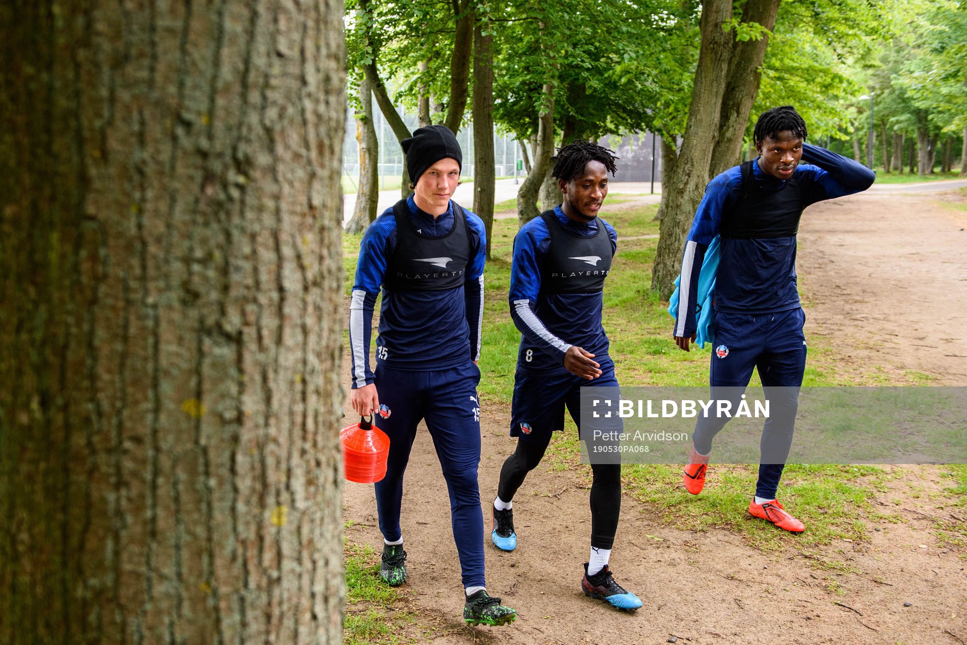Max Svensson, Mamudu Moro och Noel Mbo efter en fotbollsträning med Helsingborg den 30 maj 2019 i Helsingborg.
