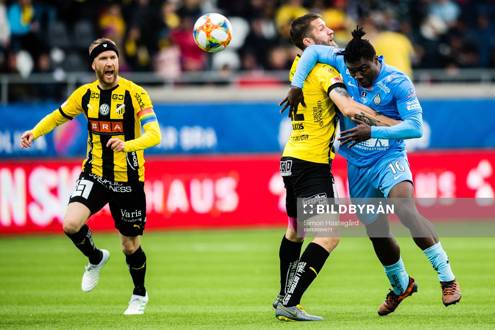 Häckens Joona Toivio och Rasmus Lindgren i duell mot AFC