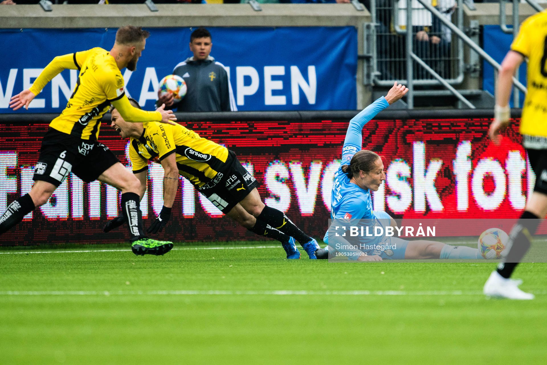 AFC Eskilstunas Felix Michel Melki tacklar Häckens Paulinho