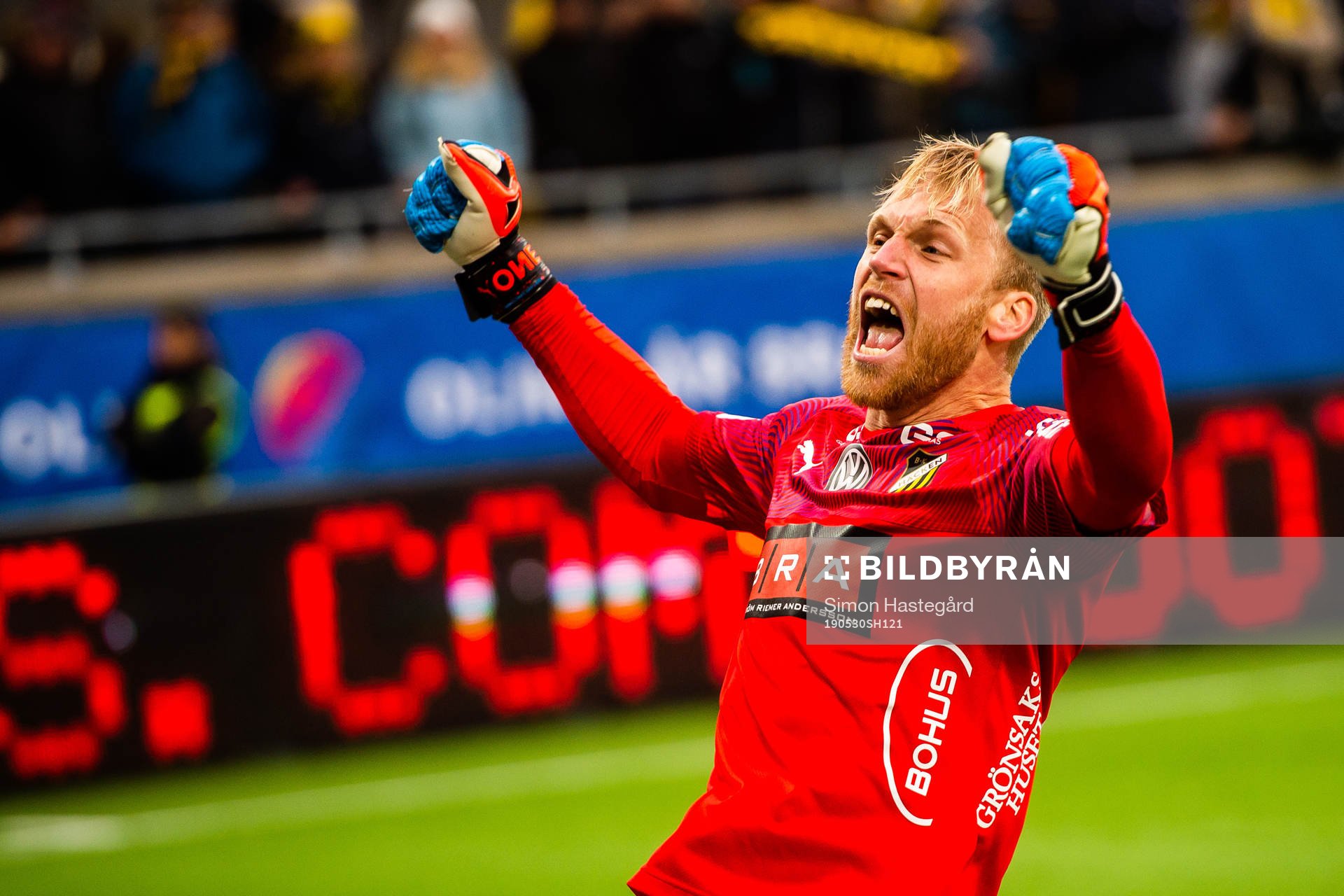 Häckens målvakt Peter Abrahamsson jublar