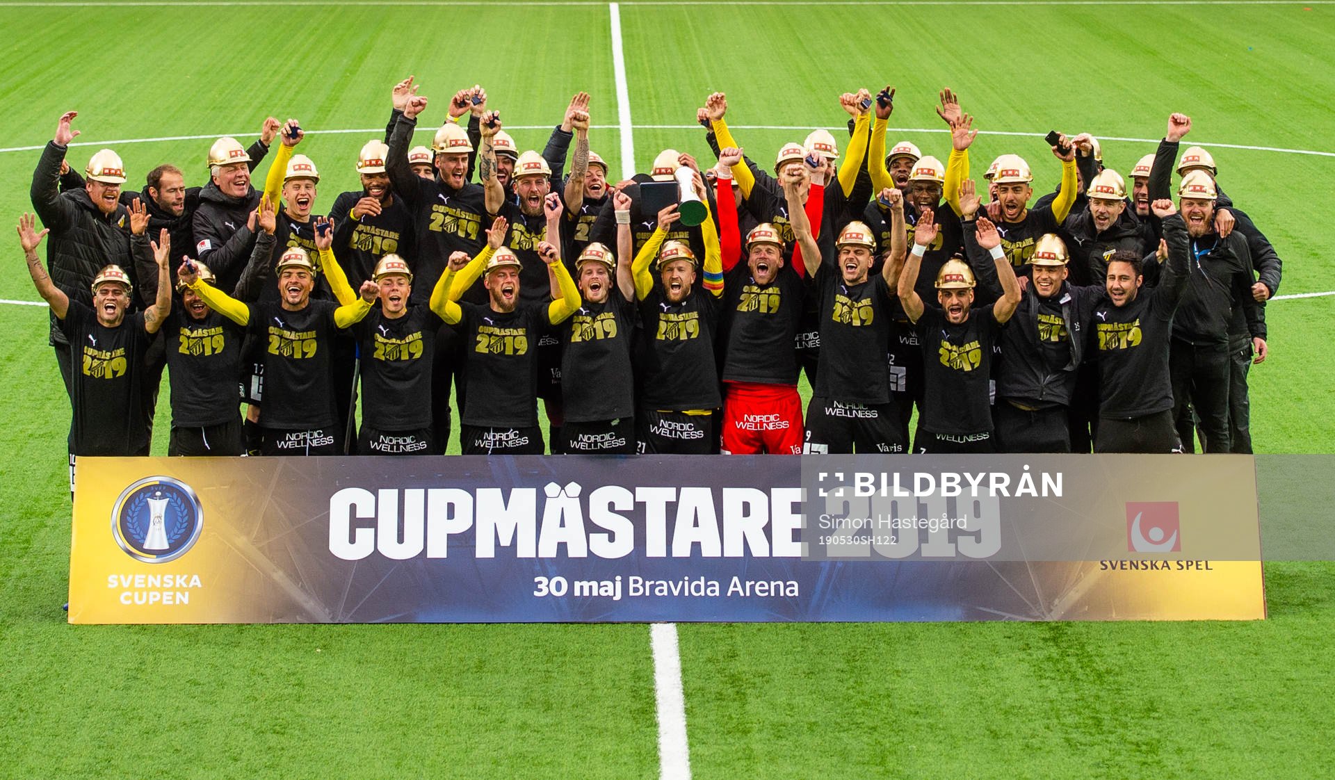 Häckens spelare jublar med pokalen