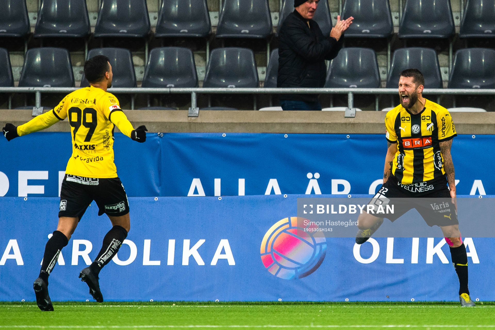 Häckens Ahmed Yasin och Joona Toivio jublar