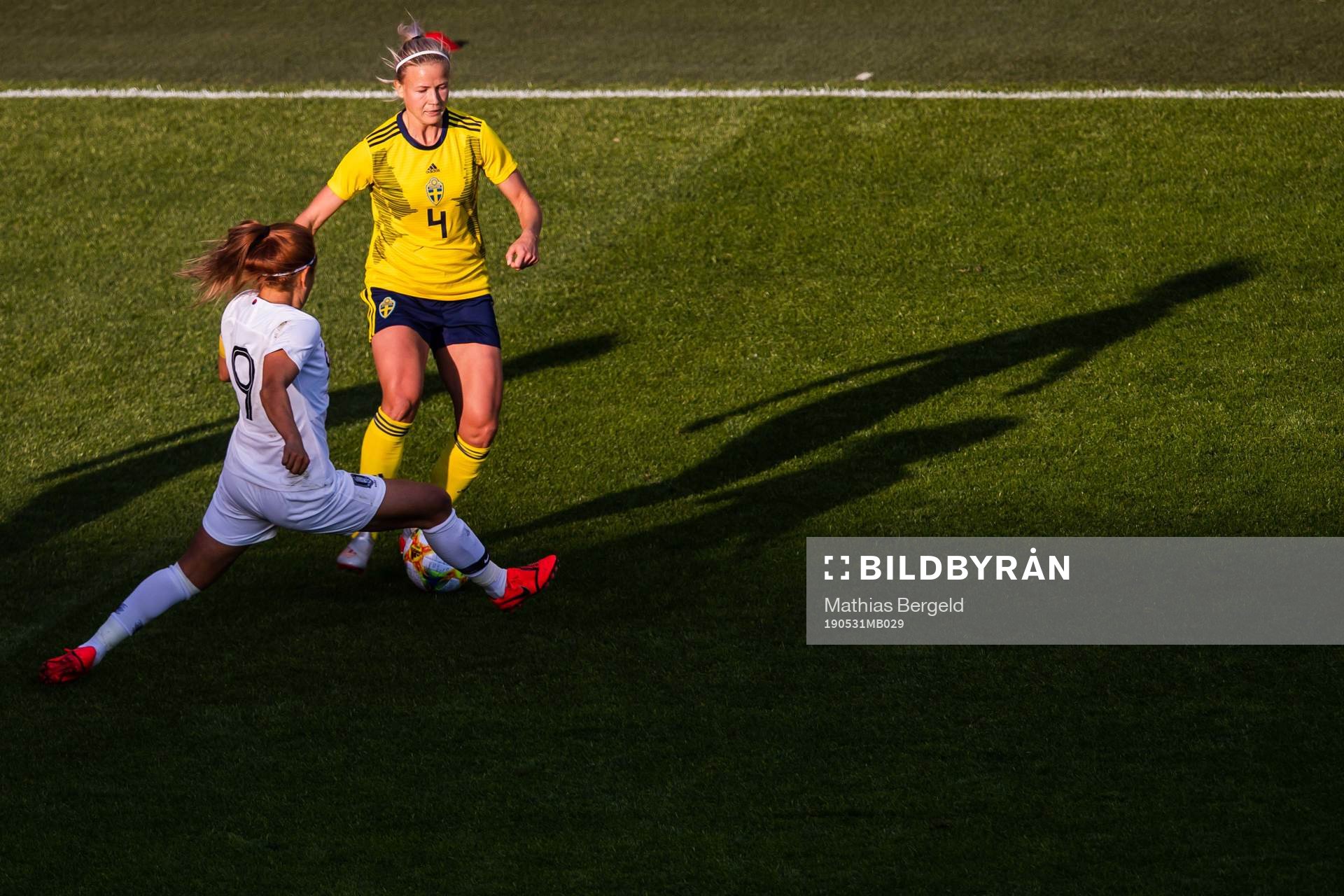 Mira Moon of South Korea and Hanna Glas of Sweden during the women's international friendly football match between Sweden and South Korea on may 31, 2019 in Gothenburg.