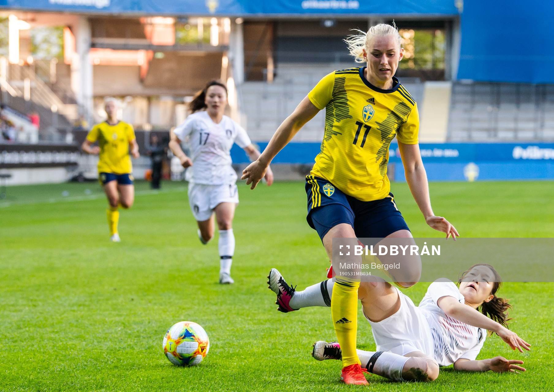 Stina Blackstenius of Sweden and So Hyun Cho of South Korea